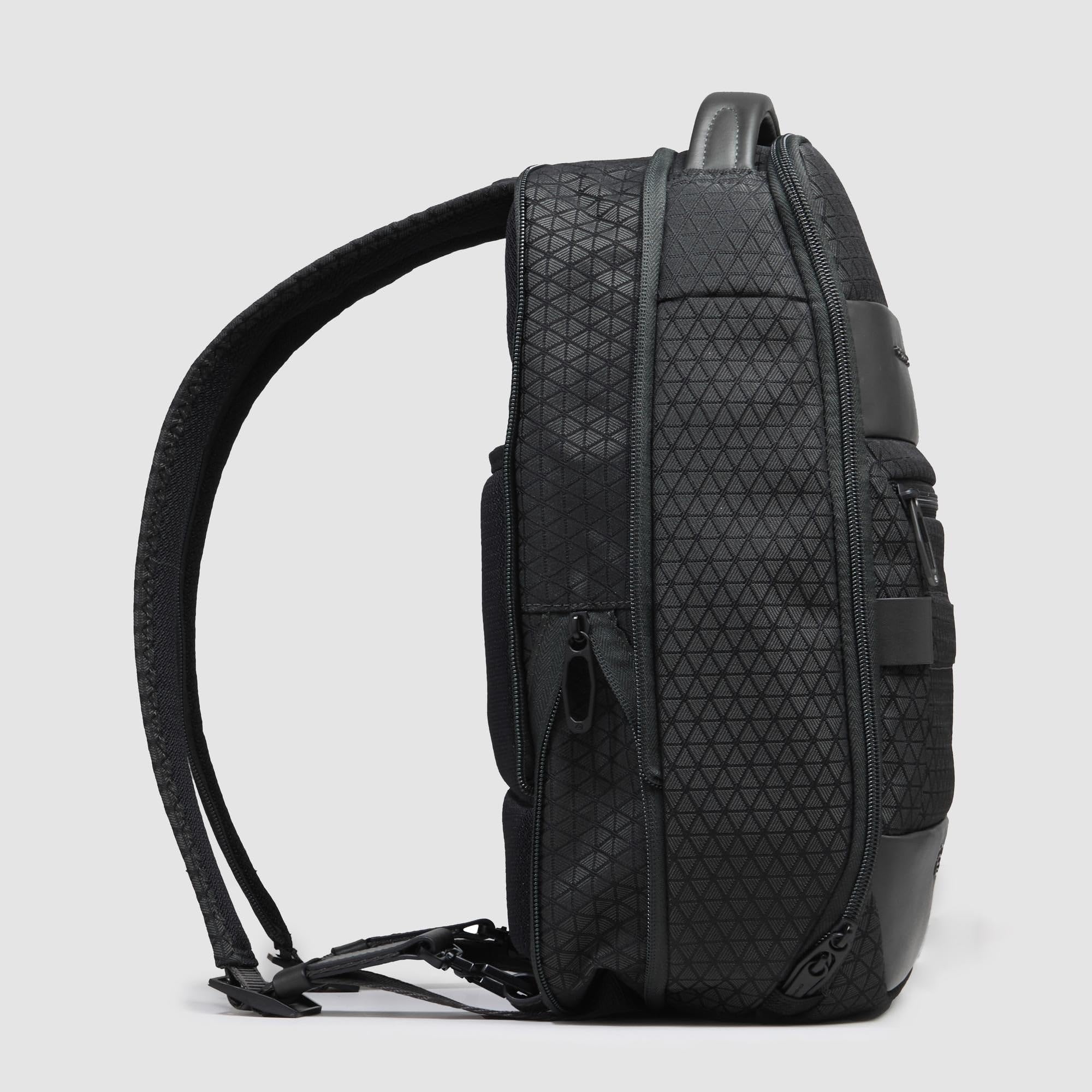PIQUADRO Zaino monospalla uomo in tessuto riciclato | Aggancio per Trolley, Cinturino ergonomico, Vani organizzati, Elegante e Professionale, Ufficio, Uso quotidiano