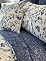 Un coussin réversible fait main en tissu Laura Ashley Cosmos blanc