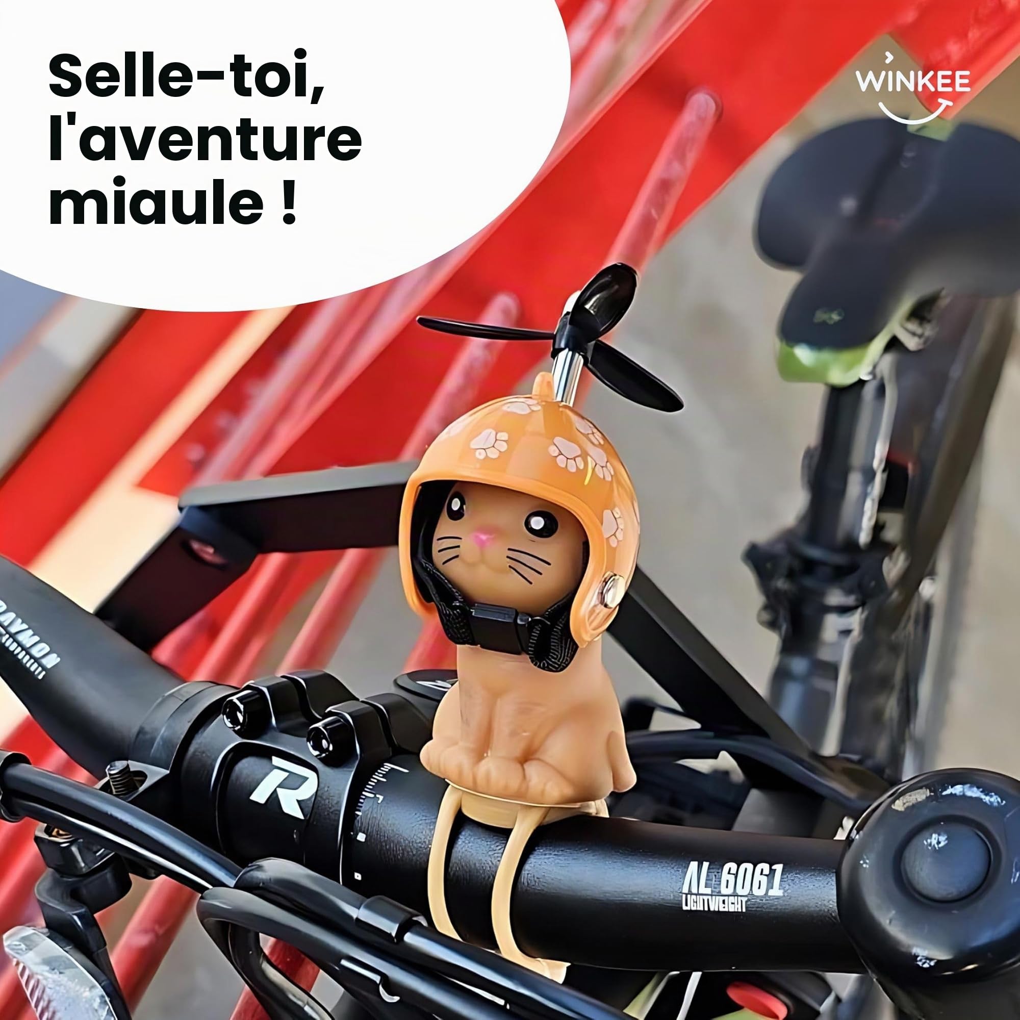 Winkee Chaton pour vélo avec Casque Adorable Bike Kitty hélice Mascotte de vélo en Caoutchouc Décoration vélo Chat