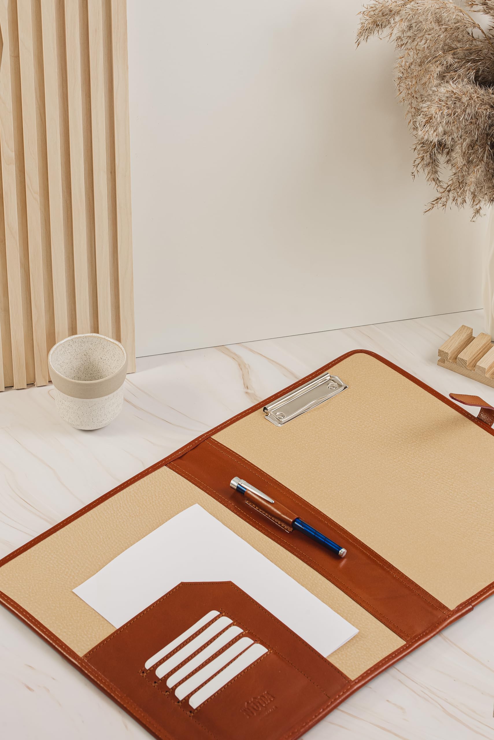 A4 Leder Klemmbrettmappe Cognac – Handgemachte Leder Notizmappe mit Klemme & luxuriöse Leder Schreibunterlage – Leder Schreibplatte, A4 Klemmbrett Leder & Dokumentenhalter Leder - Noda