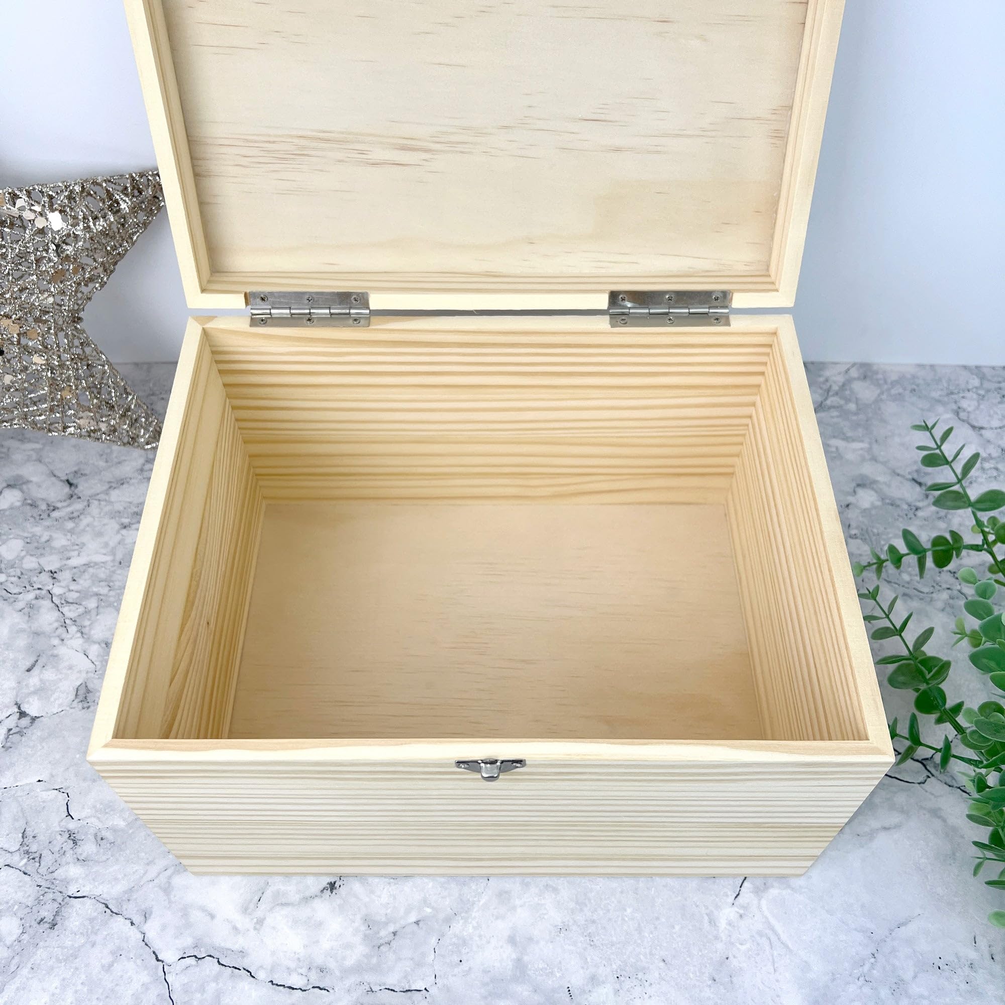 Personalisierbare Erinnerungsbox für Paare, Namen, Geschenk zum Jahrestag, personalisierbar, Holzbox mit Namen, Hochzeits-Kasten, Metallscharniere und Verschluss, 20 cm x 15 cm x 11 cm (B x T x H)