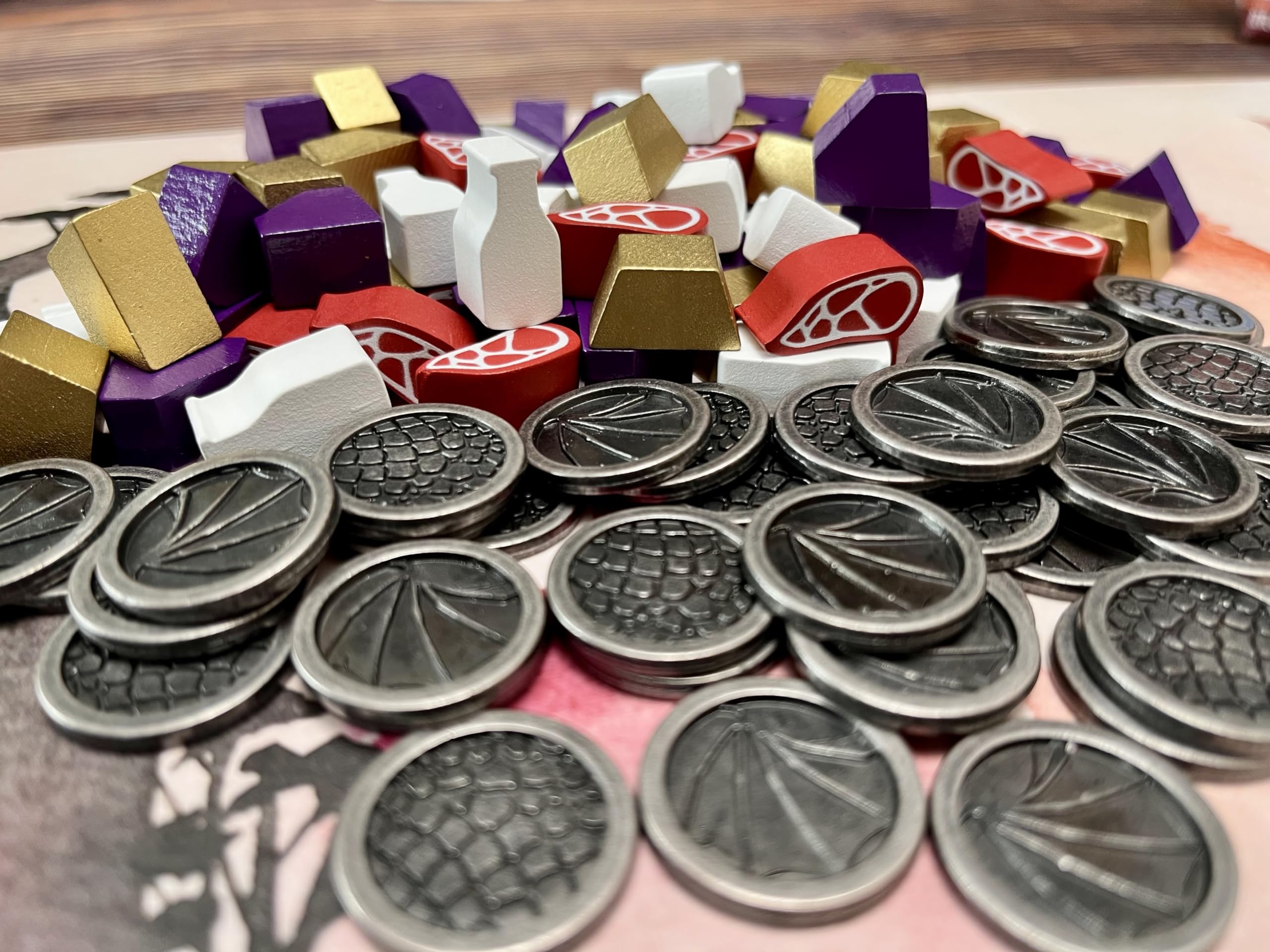 Stonemaier Games: Wyrmspan - Paquete de actualización | Monedas de metal y recursos de madera | 45 monedas de dragón de metal de doble cara y 104 recursos de madera (carne, oro, gema y leche) - Añadir