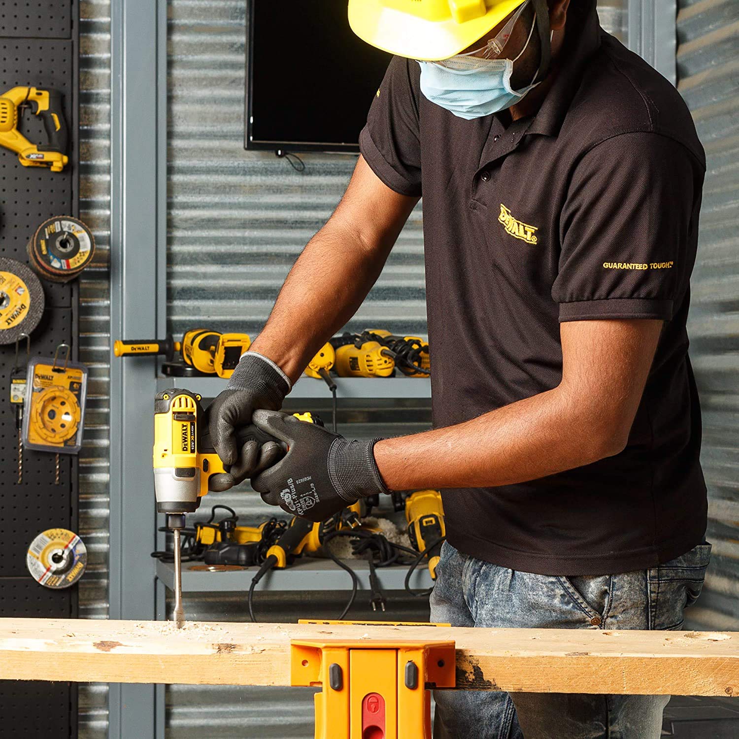 DEWALT DCF815D2-QW - Atornillador de Impacto Inalámbrico XR 10.8V, 2.0 Ah, 107 Nm, Velocidad Variable 0-2450 rpm, Compacto y Ligero, Luz LED, Incluye 2 Baterías, Cargador y Maletín de Transporte