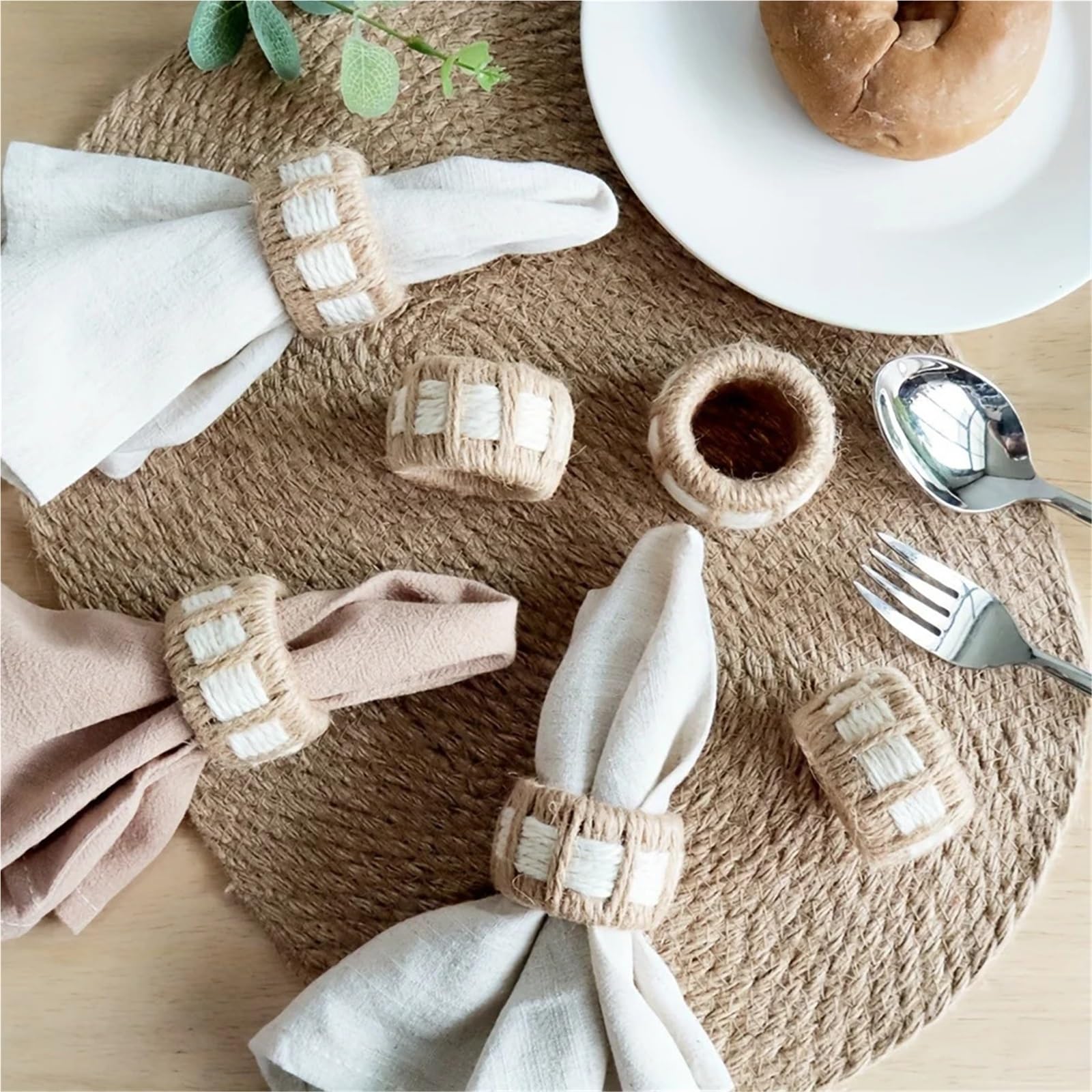 Lot de 16 ronds de serviette tissés en matériau naturel fait à la main en toile de jute pour décoration de salle à manger