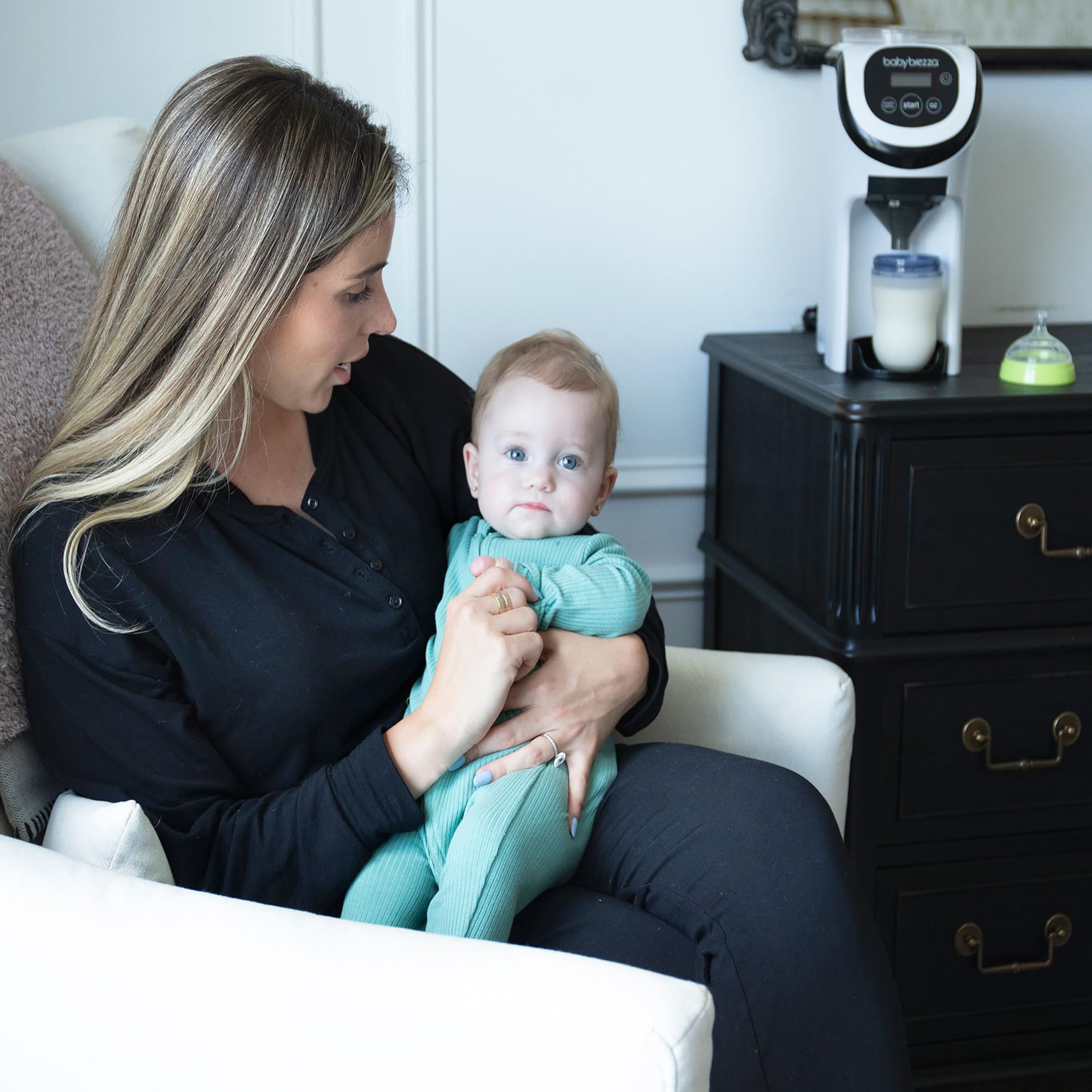 Baby Brezza Formula Pro Mini – Miscelatore per la preparazione di formule per neonati - Prepara latte in polvere - Portatile per i viaggi - Bianco