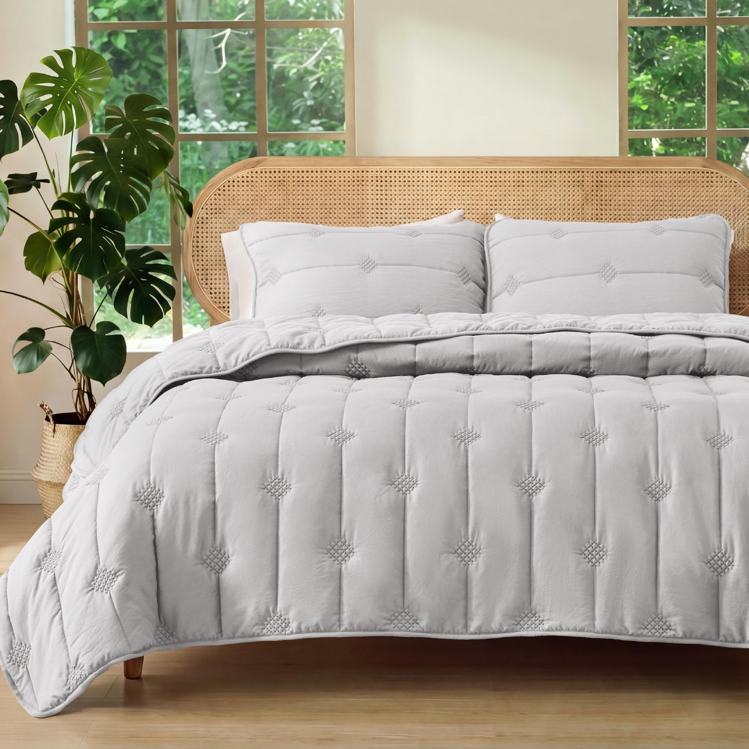 Photo 1 of **FACTORY SEALED** Bedsure Lightweight Comforter Queen Size – Extra Soft & Breathable Quilt Set, 3 Piece Prewashed Cotton-Like Polyester Bedding, Includes 1 Quilt 90x96 Inches with 2 Shams, Machine Washable, Light Grey