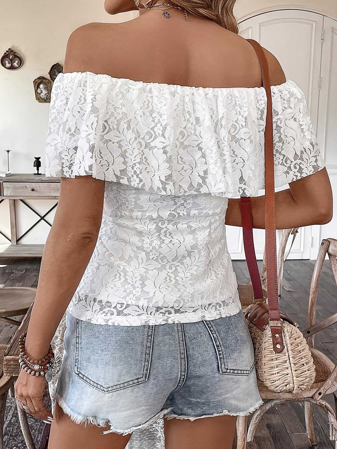 Camicetta da donna a maniche corte in pizzo bianco con spalle scoperte increspate slim fit