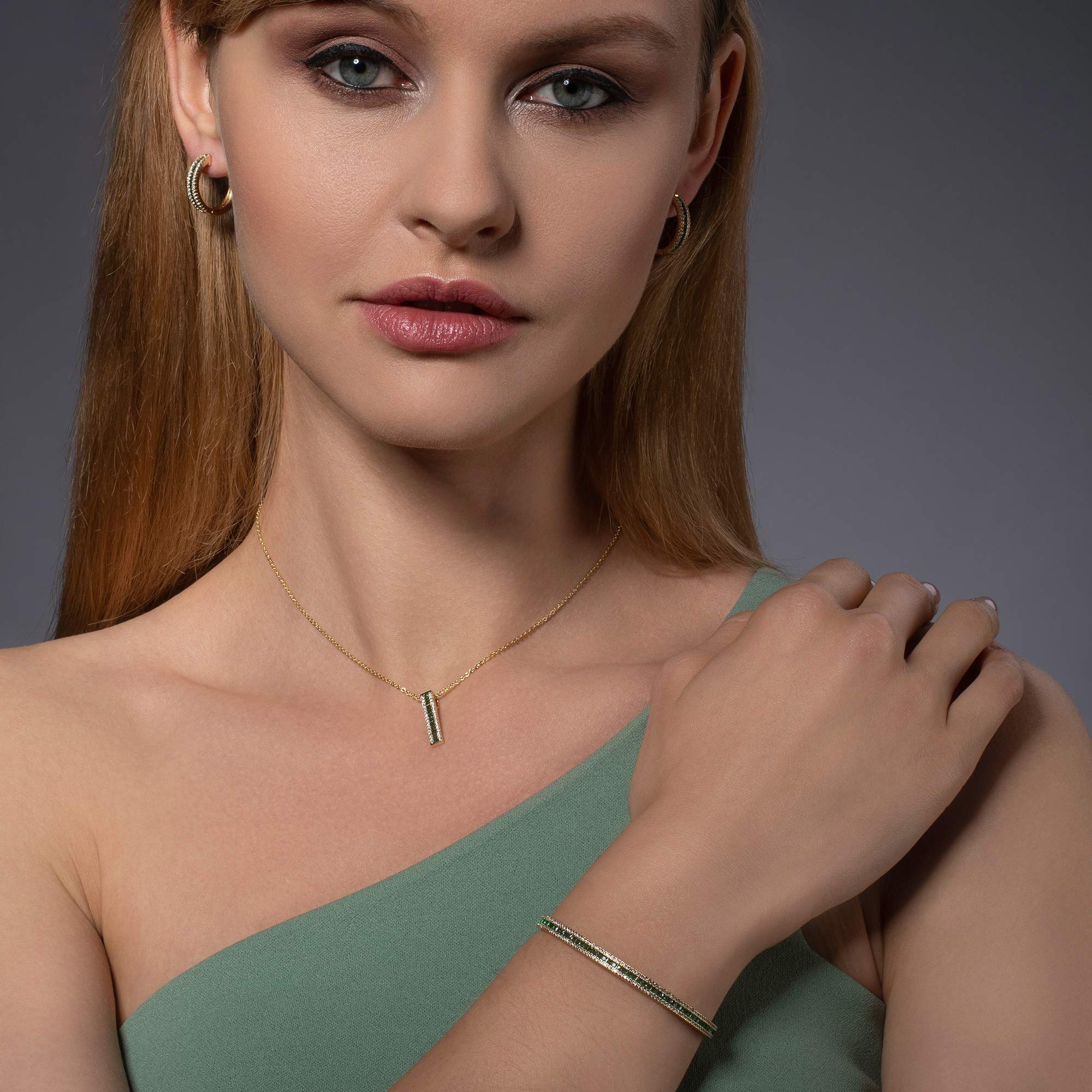 namana Armreif in Blau, Grün oder Bunt für Damen, Manschettenarmband in Silber oder Gold für Frauen mit blauen, grünen oder mehrfarbigen Steinen, Offener Armreif mit Geschenkbox