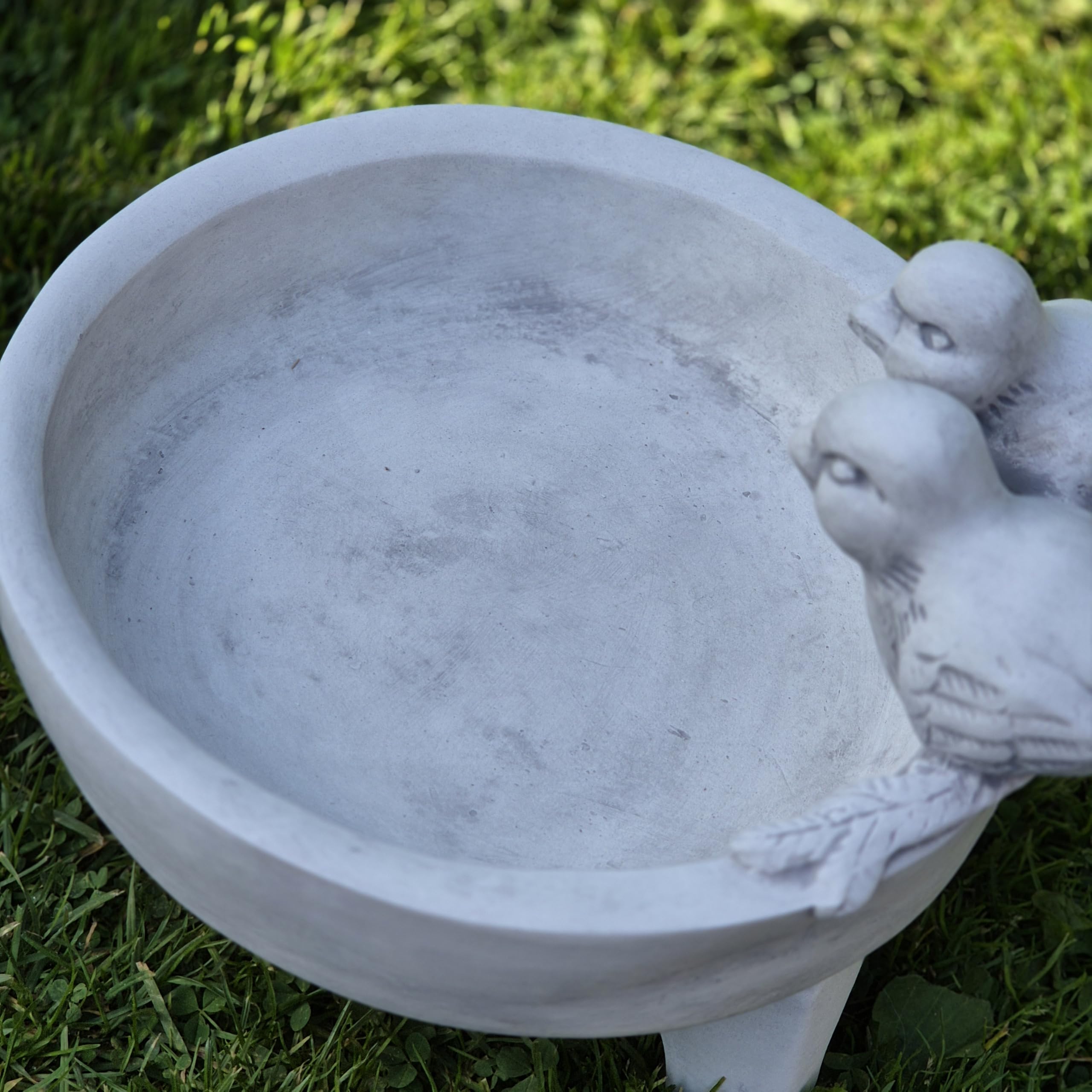 FABRIQ Abreuvoir 36 cm – 7 kg en pierre coulée – Abreuvoir classique pour oiseaux avec motif d'oiseau – Résistant aux intempéries et au gel – Décoration de jardin