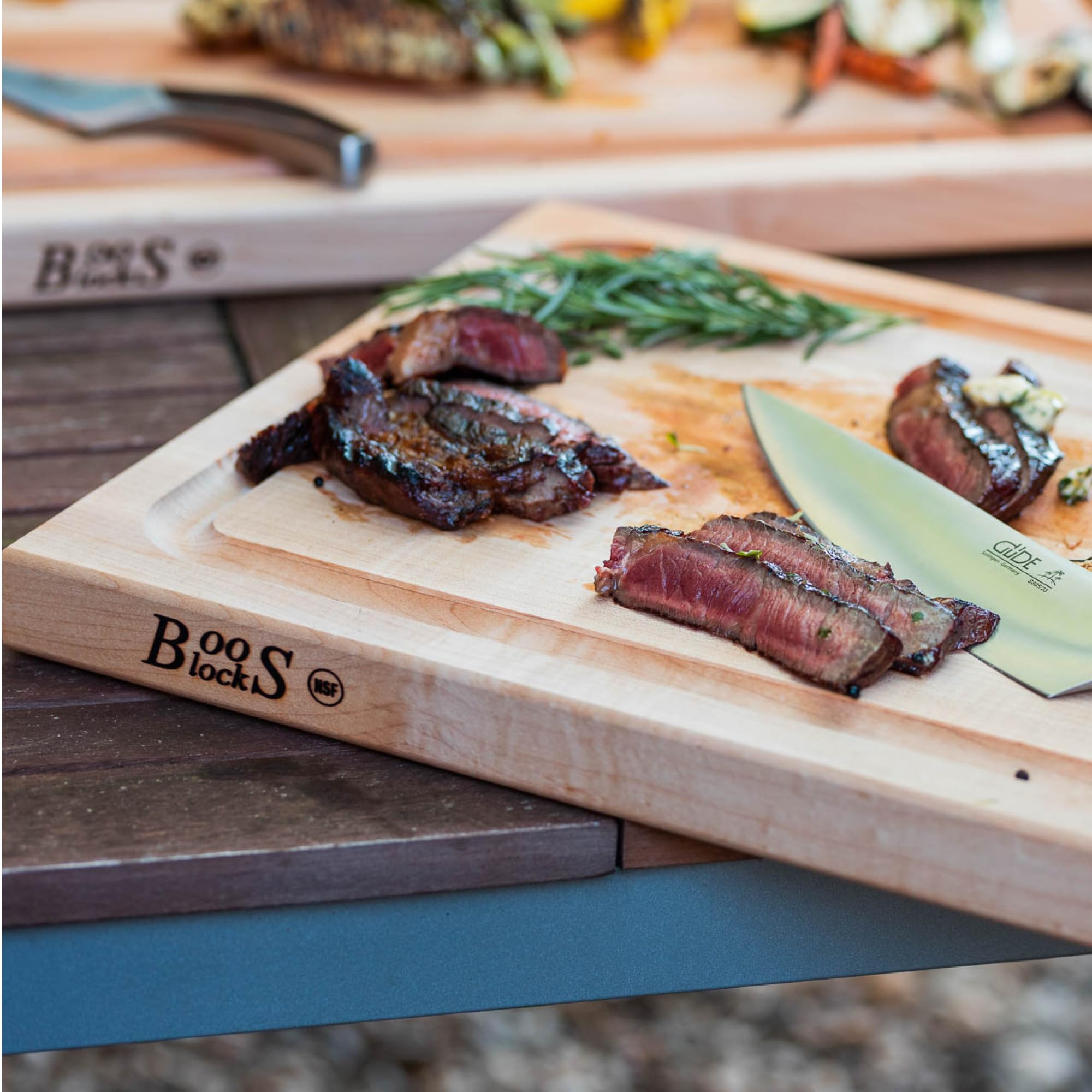 Boos Block Schneidebrett mit Saftrille XXL – 46 x 31 x 4 cm – Ahorn Holzbrett mit Griff – Großes Brett für Fleisch, Gemüse & Brot – Profi-Küchenbrett