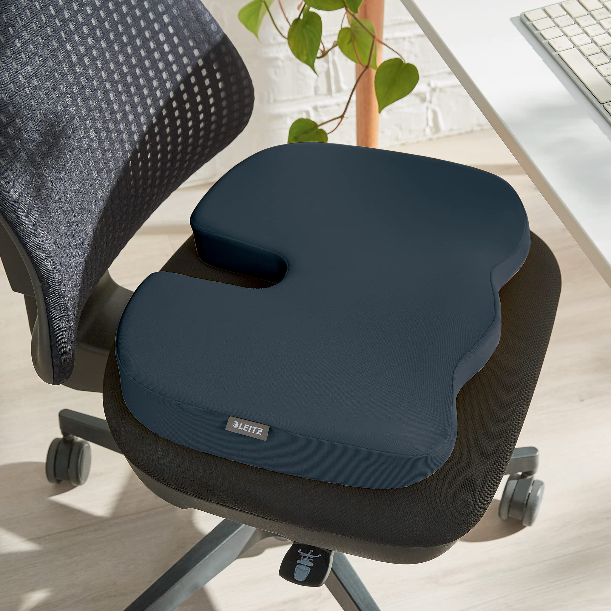 Leitz 52840089 - Cojín de Espuma para Sillas, Soporte Acolchado para Sillas Trabajar, Reduce la Tensión de la Espalda y el Cuello, Funda de Tela con Relleno de Espuma, Gama Ergo Cosy, Gris Terciopelo