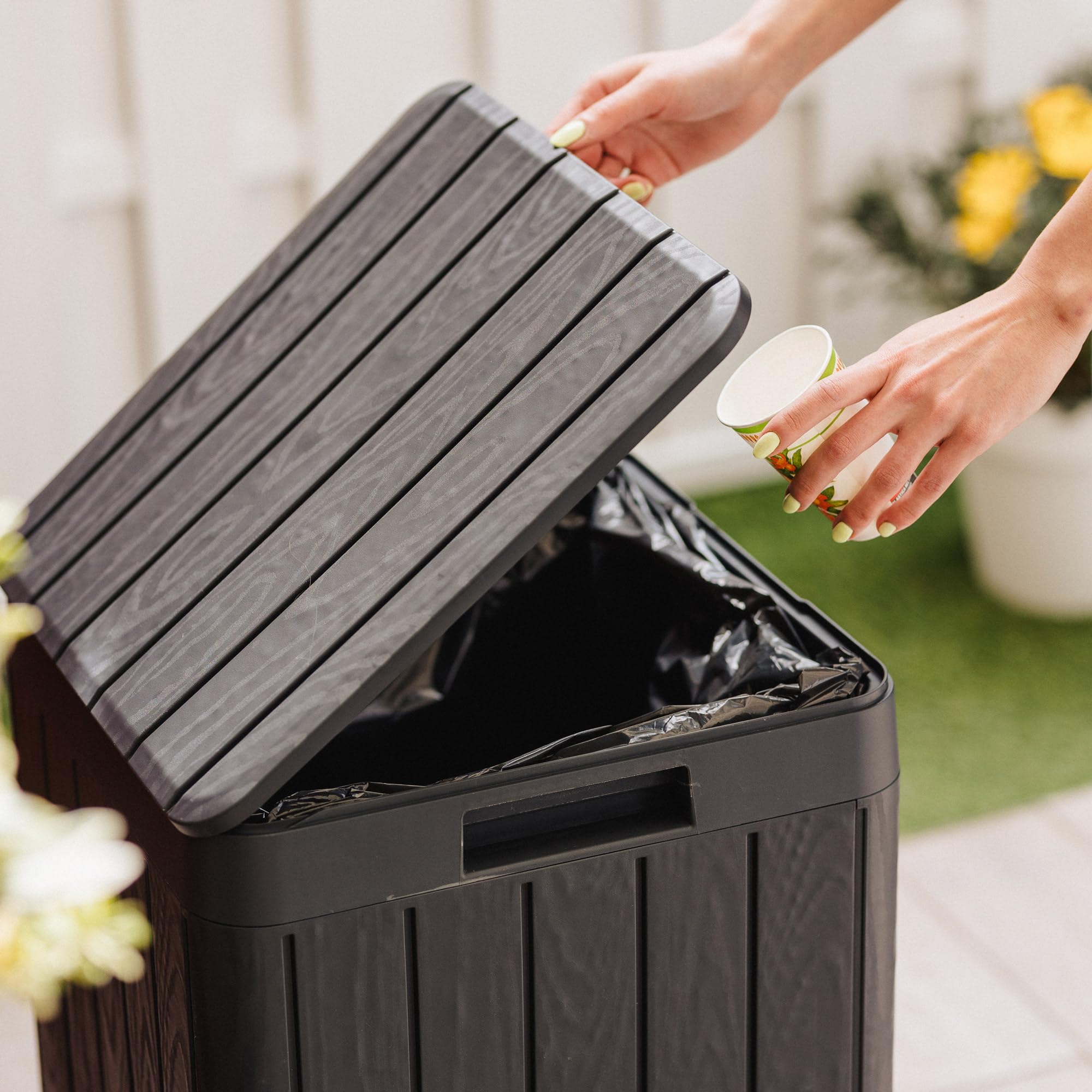 TOOMAX - Poubelle de jardin 80 Litres Noire Résine inaltérable Couvercle à pression, PR4731