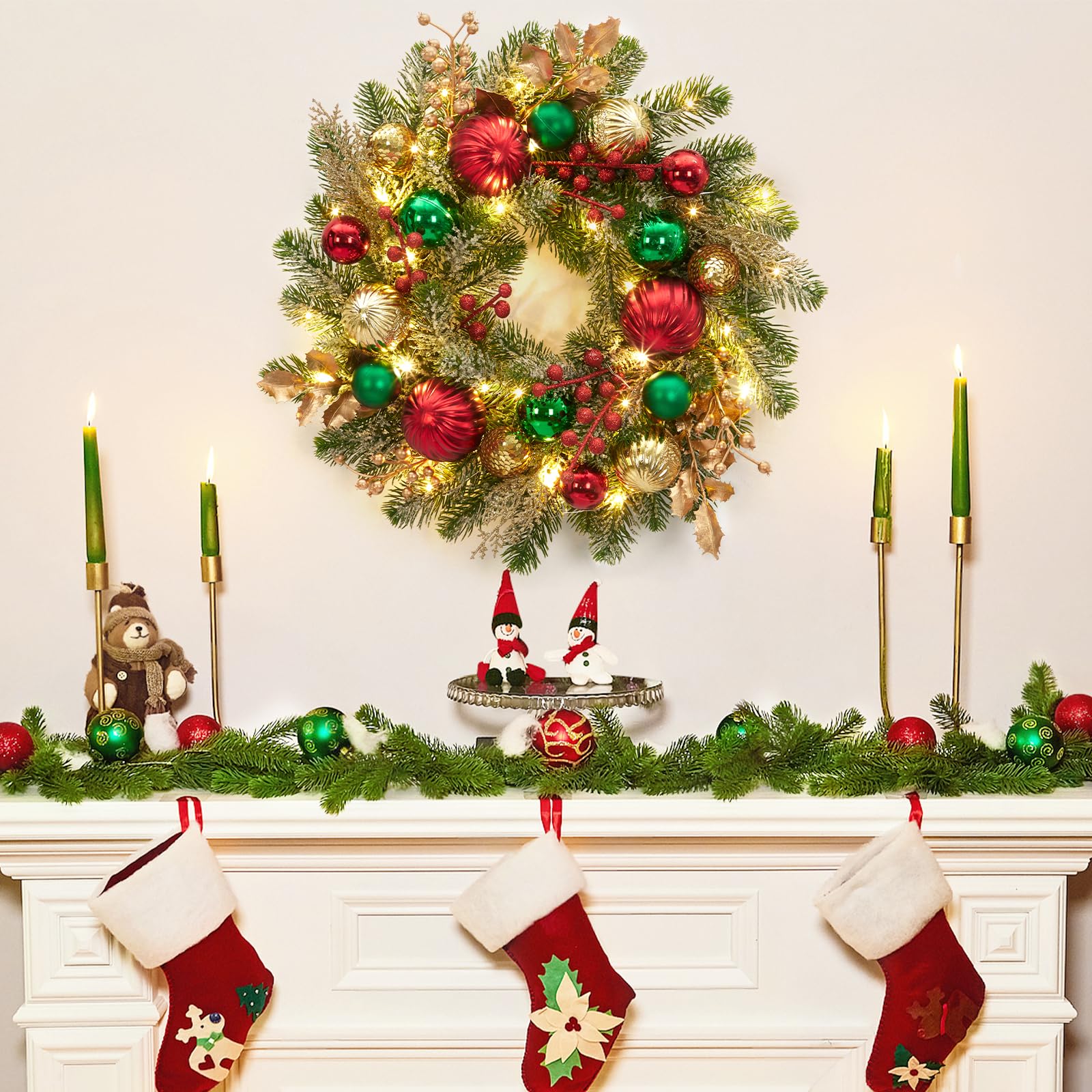 Couronne de Noël de 40,6 cm pour porte d'entrée, couronne de Noël lumineuse avec 30 lumières LED, minuteur, boules de Noël rouges, vertes, dorées, à piles, couronne d'hiver floquée pour