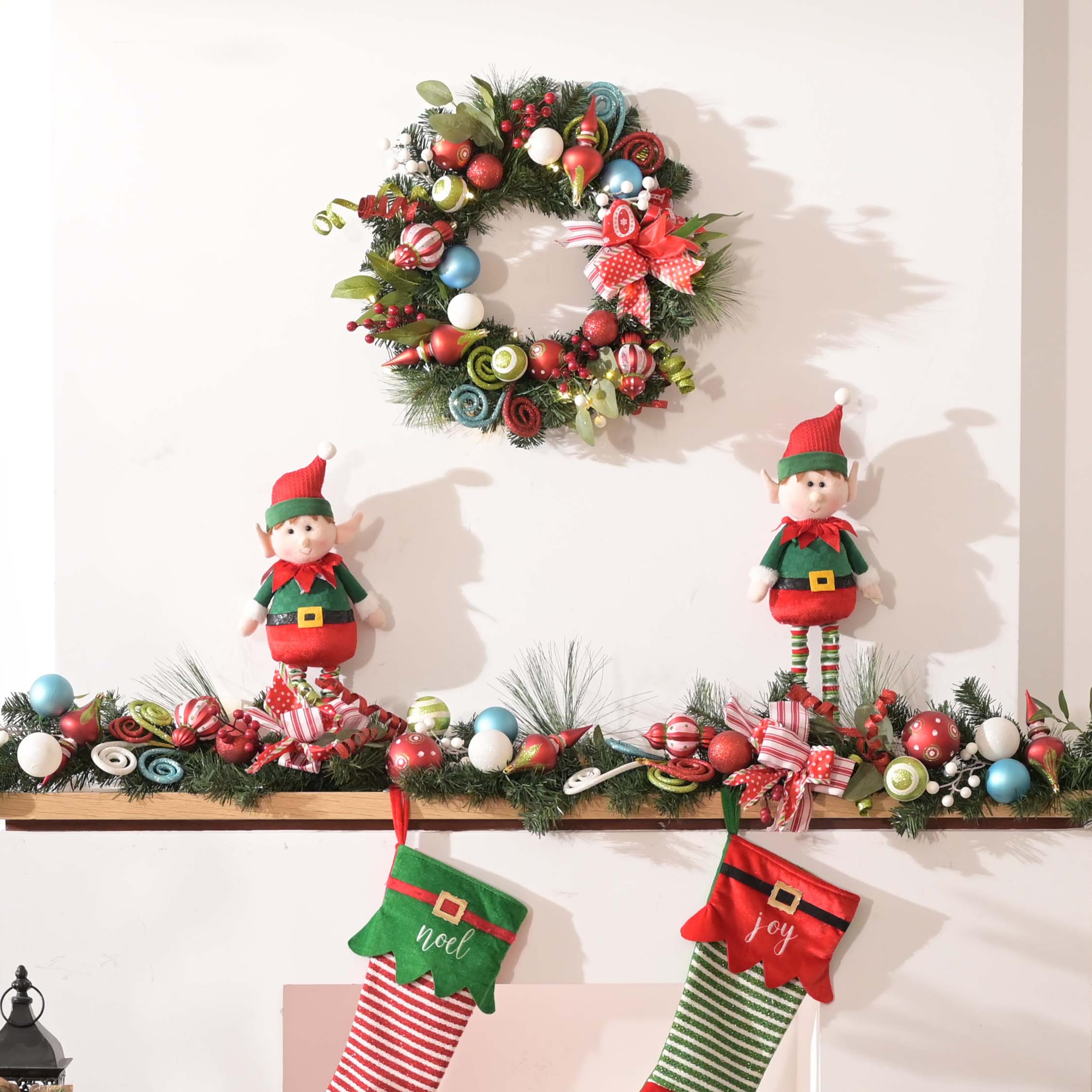 Valery Madelyn Couronne de Noël pré-éclairée de 45,7 cm pour Porte d'entrée avec lumières, Grande Couronne de Noël éclairée avec Boules de Noël Rouges et Vertes pour cheminée, fenêtre, Table