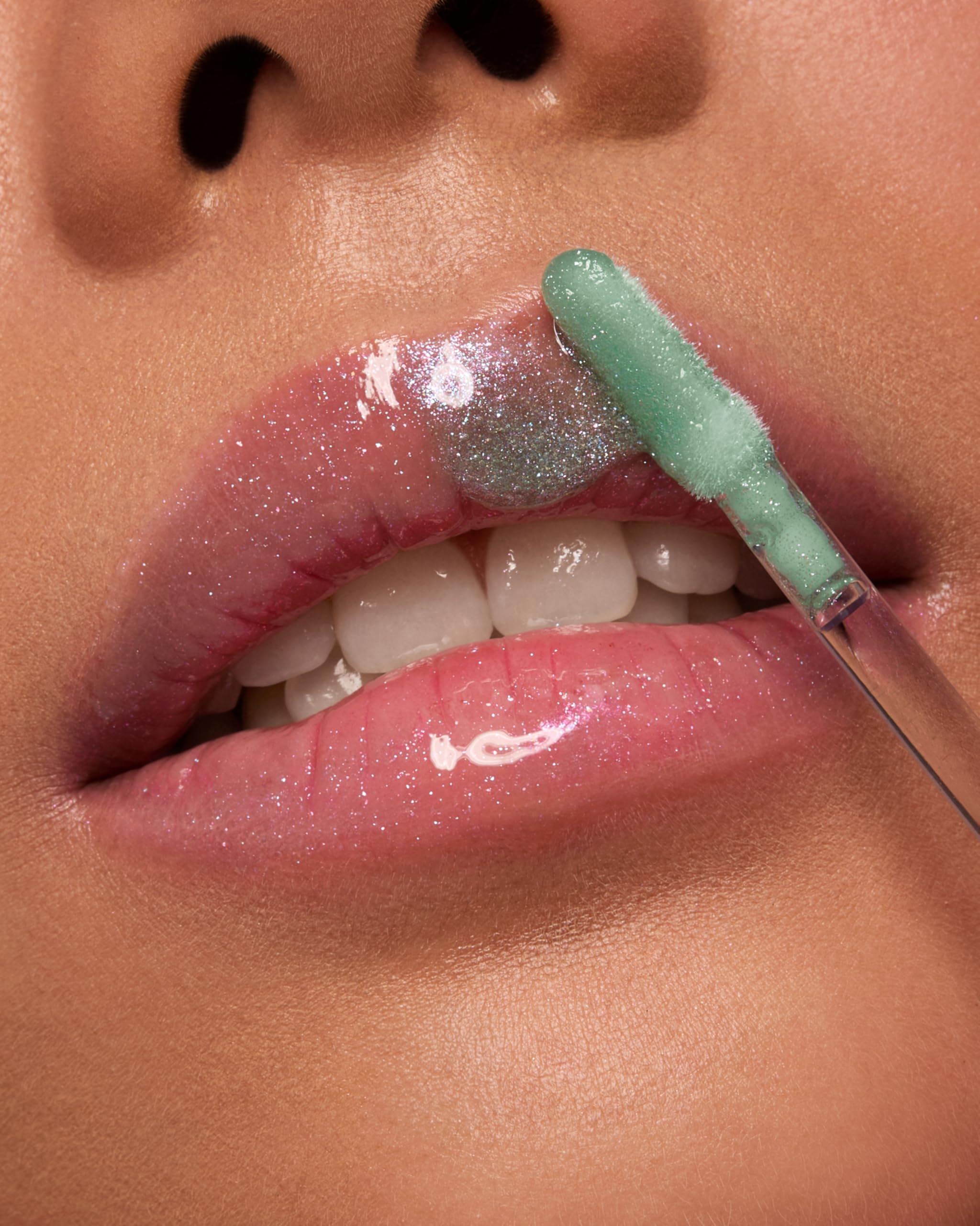 KIKO Milano Candy Crush™ Sparkle Lip Gloss 04, Super Sparkling Lip Gloss, 04 Aquamarine Aura, 3.8 ml (Pack of 1) - Image 4