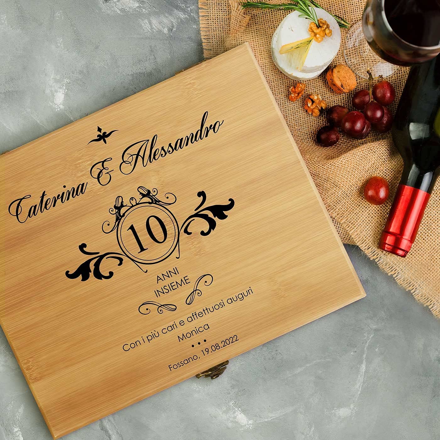 Maverton Accessori da Vino La Dedica - Kit Cavatappi da Vino Personalizzato - Scatola in Legno di bambù + 8 Pezzi di Accessori Vino - Idee Regalo per Anniversario - Insieme