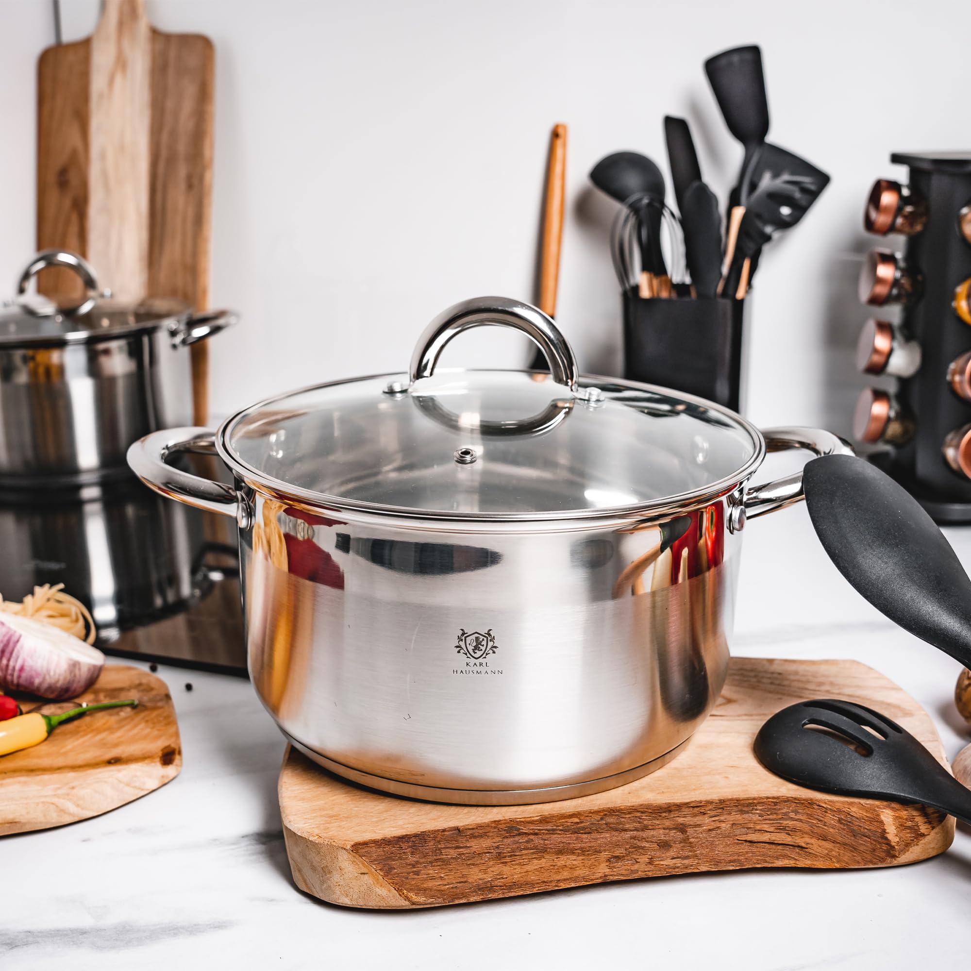 KARL HAUSMANN Faitout Inox 26 cm 6L avec Couvercle en Verre - Compatible Induction, Fond 3 Couches pour une Diffusion Uniforme de la Chaleur, avec Graduation Intérieure, Tous Feux