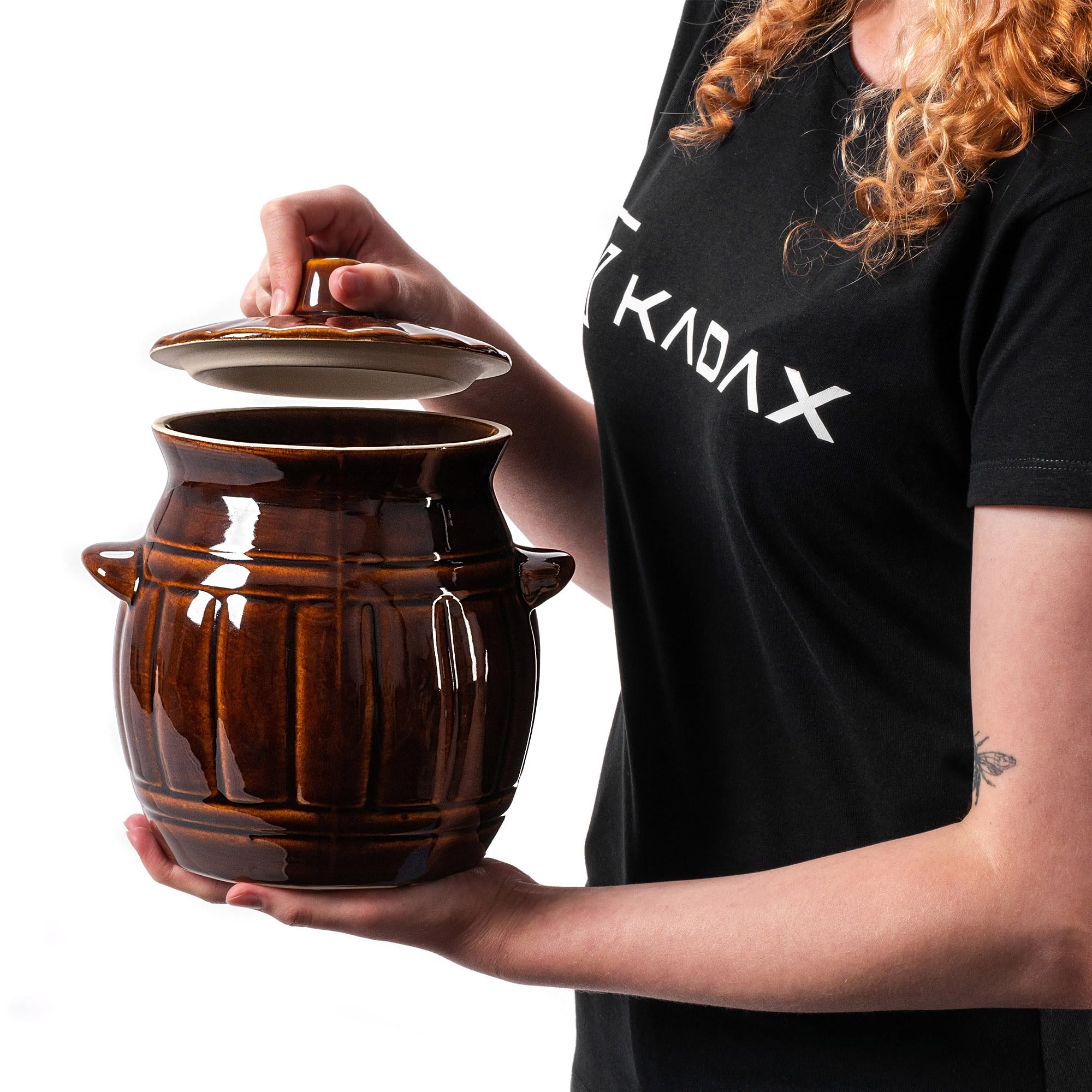 KADAX Steinzeugtopf, Keramiktopf mit Griffen und Deckel, Spülmaschinenfester Steinguttopf, handgemachter Gärtopf aus Keramik, Einlegtopf für Gurken und Sauerkraut (2.7L)