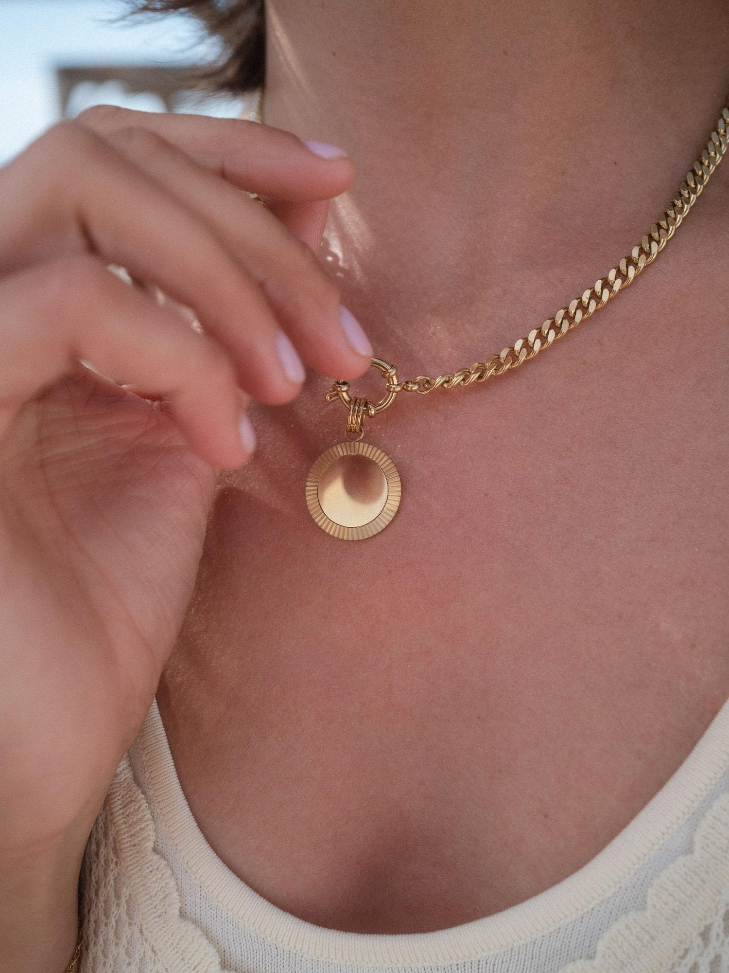 Purelei Inner Circle Charm – personalisierbarer Gravur-Anhänger mit Sonnenstrahlen-Optik – Edelstahl, 14K/18K vergoldet – 21,9 mm Ø – Schmuck mit Bedeutung – Wasserfest
