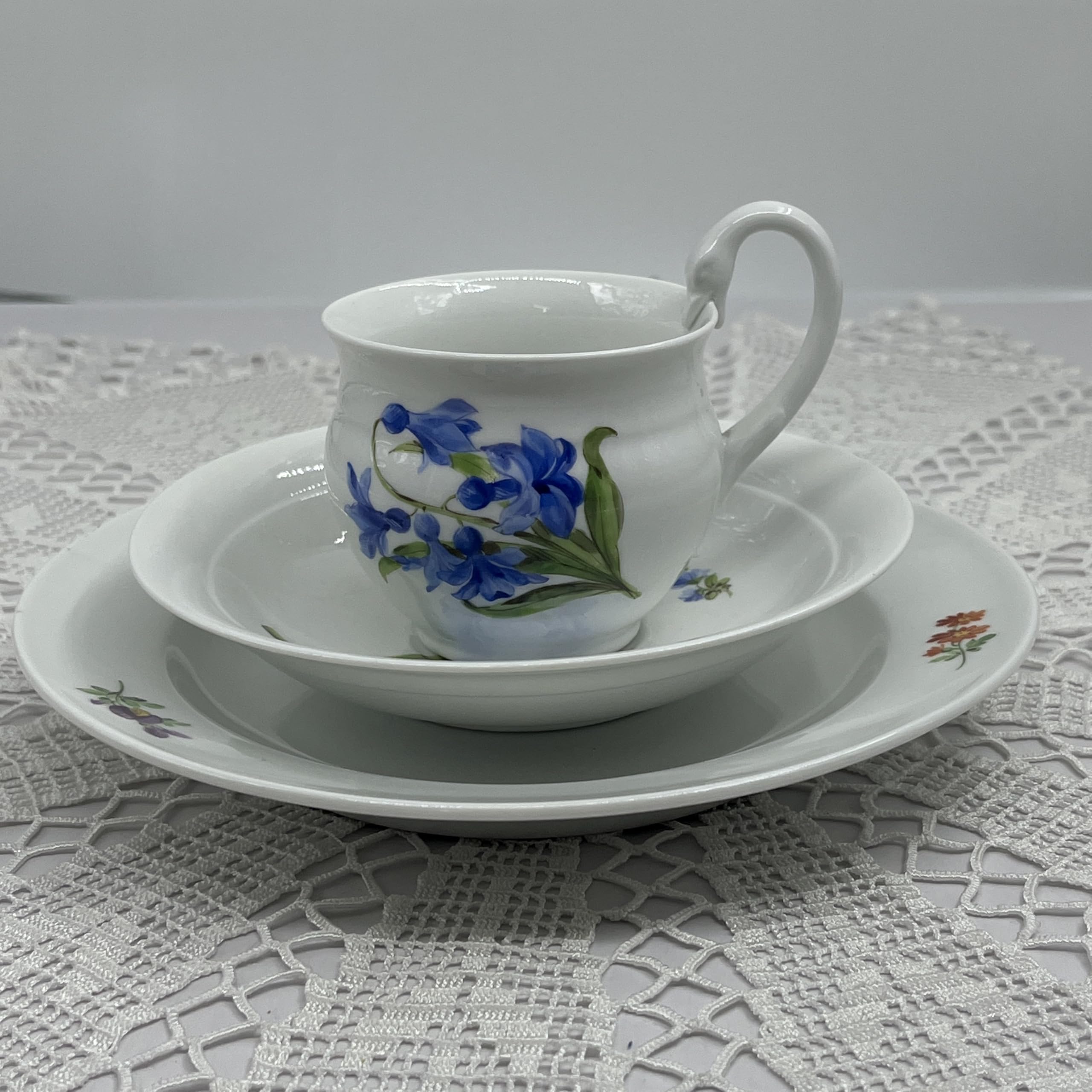 Sammelgedeck 3-tlg. (Tasse/Kaffeetasse, Untertasse, Kuchenteller) Schwanenhals-Tasse – Gestreute Blümchen mit Blumenmuster, 2.WahlAus der weltberühmten Porzellanstadt. SKU2185