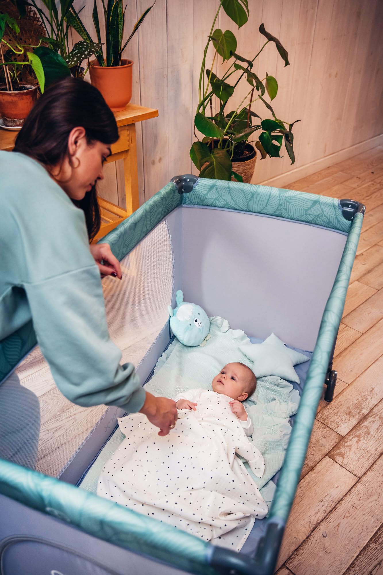 Momi BELOVE lettino da viaggio per bambini fino a 15 kg, 125x65x78 cm, pieghevole 21x23x80 cm, con materassino, 2 ruote e borsa per il trasporto