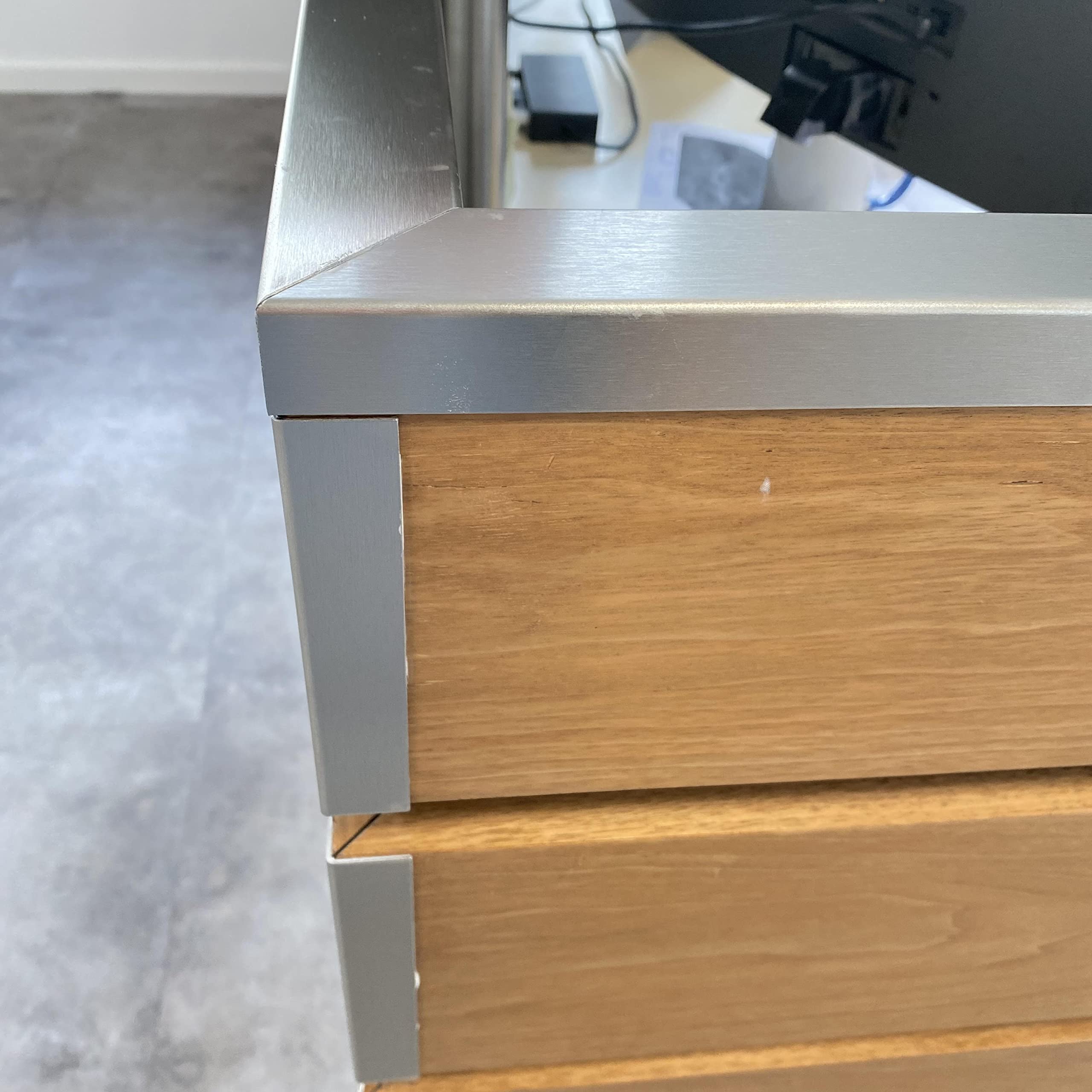 Edelstahl V2A Winkel 3-fach gekantet Winkelblech mit geschliffener Oberfläche Eckwinkel 2 Meter lang Eckschutz für Schnittkanten Kantenschutz (20 x 20 mm)