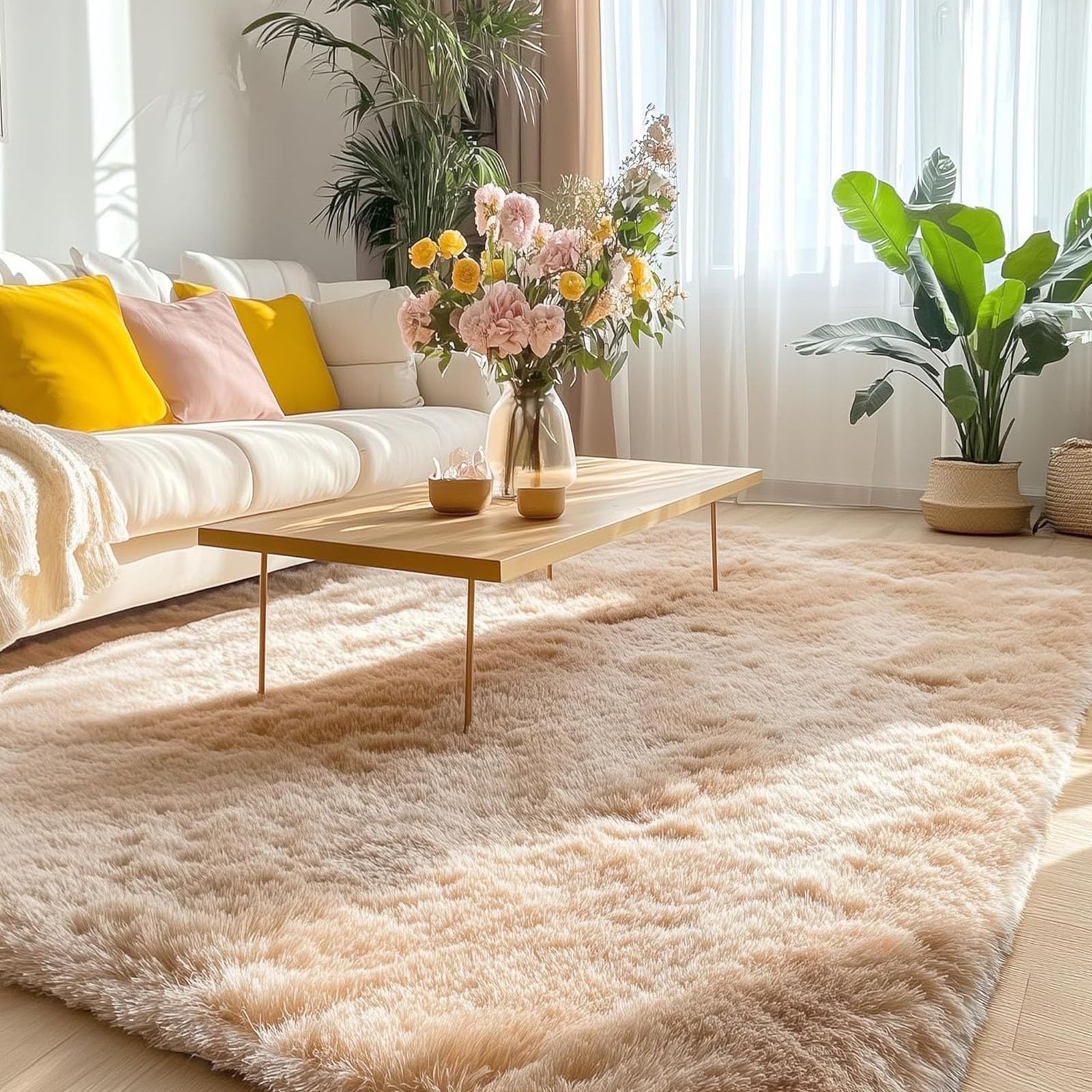 Tapis de salon shaggy beige idéal pour une chambre d'enfant