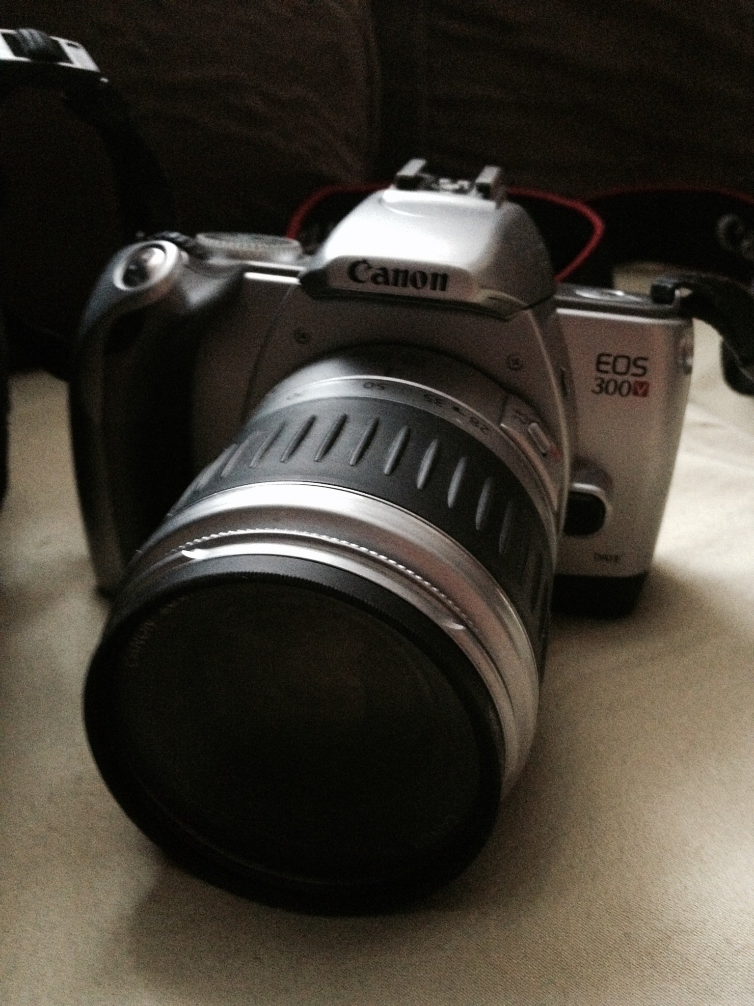 Canon EOS 300 V SLR fotoğraf makinesi 28 – 90/1: 4,0 – 5,6 DC Kit