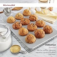 Vista 5 de KitchenAid Molde antiadherente de acero aluminizado para magdalenas de 12 tazas, color plateado
