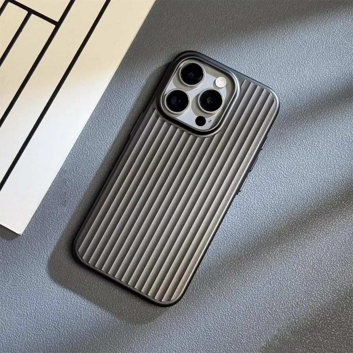 Coque en titane pour iPhone 16 Pro Max rigide et luxe