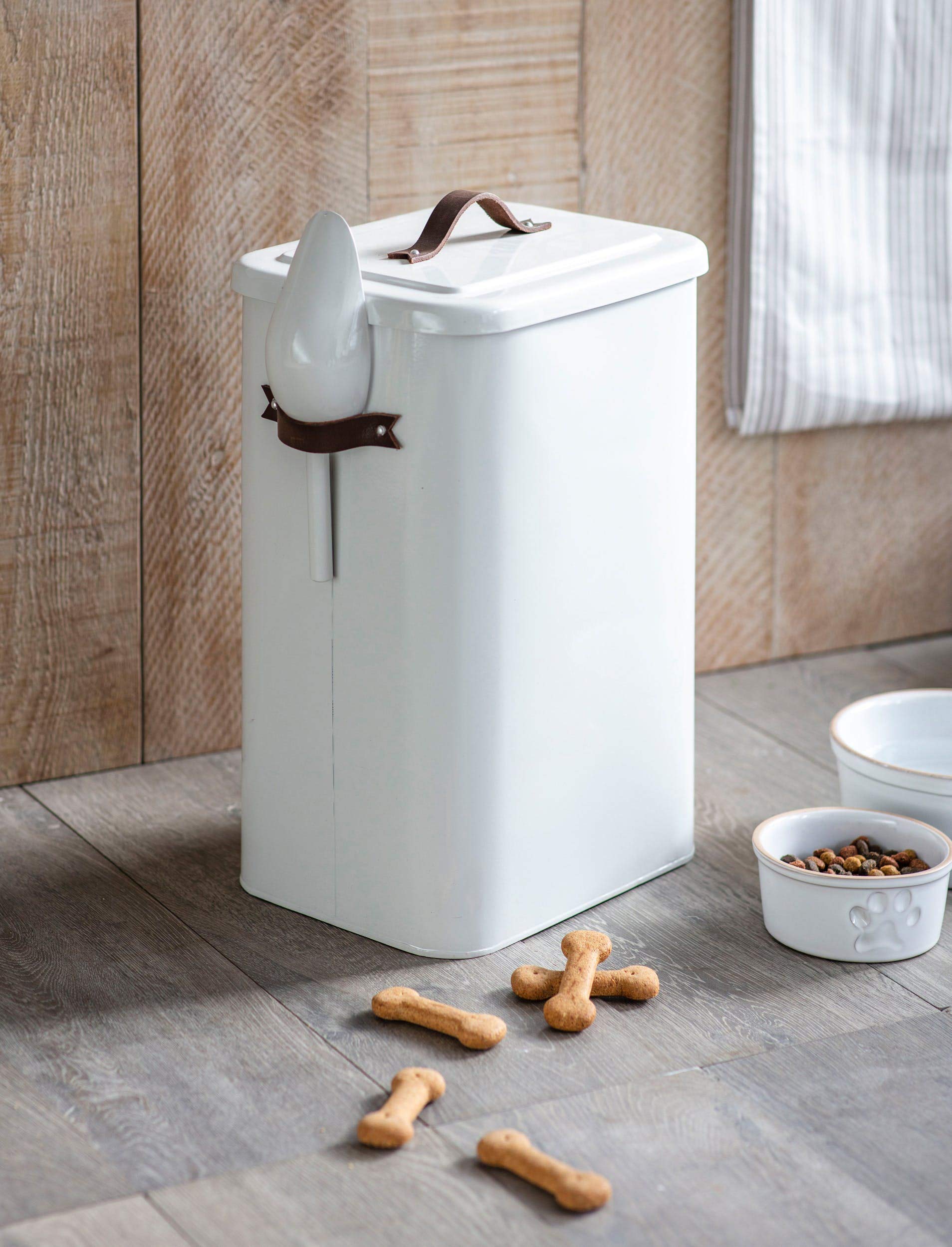 CKB LTD Grande boîte de rangement de nourriture pour animaux de compagnie avec pelle pour contenir des friandises pour chien ou chat en métal avec couvercle hermétique Poignée en cuir 13 kg