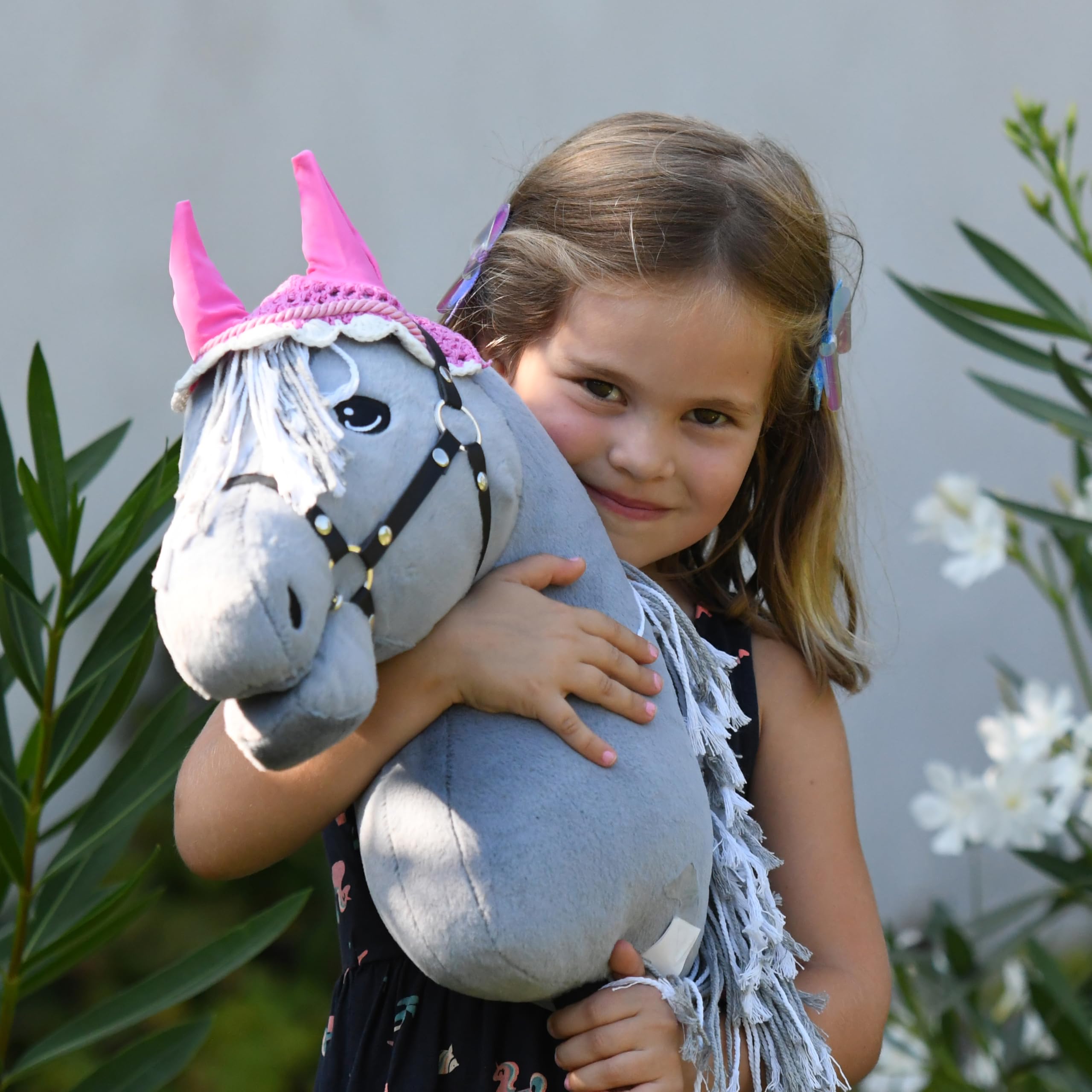 Hobby Horse Grigio A3, cavallo bastone completo di rete, morso, redini e cuffia anti-insetti blu. Testa di cavallo bastone per Hobby Horsing bambini e adolescenti