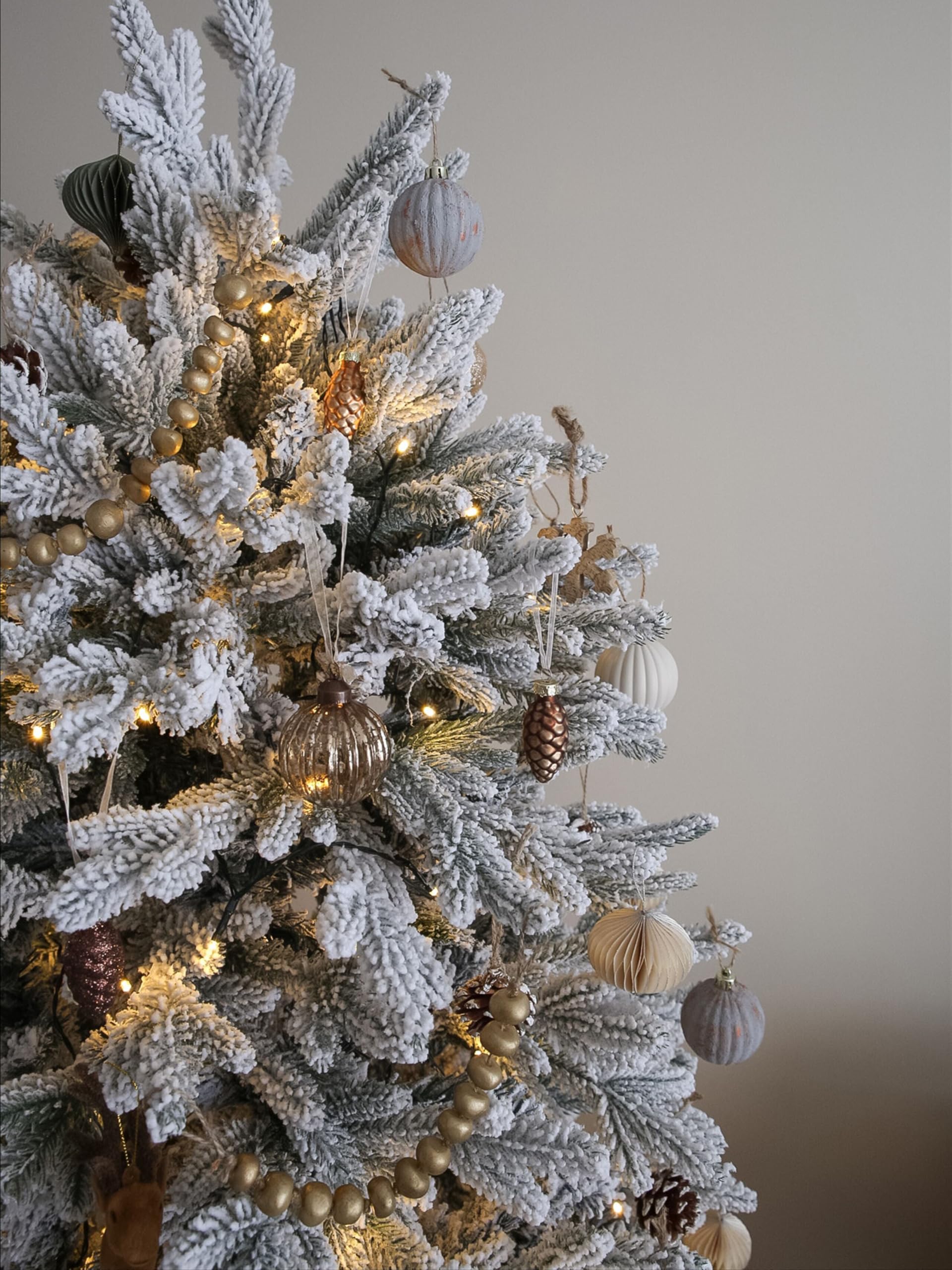 Sapin de Noël Artificiel Effet Neige 120 cm Idéal avec Branches Facilement Ajustables Aspect Naturel et Réaliste Parfait pour Tout Intérieur Beliani