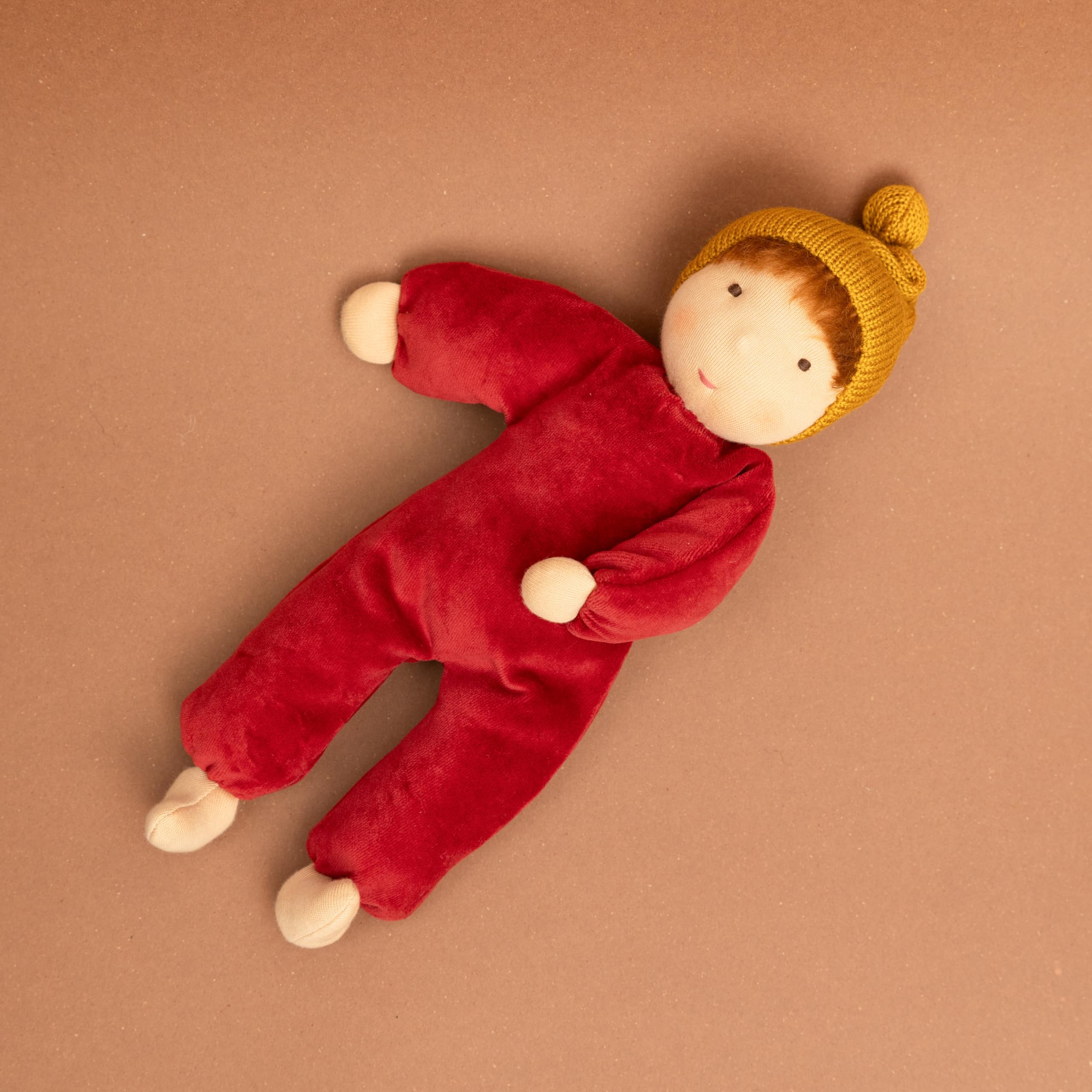 Käthe Kruse Waldorfpuppe Nana Rubin – Rubinroter Nicki-Anzug, Handgefertigte Schmusepuppe aus Bio-Baumwolle und Bio-Schafschurwolle, 35 cm