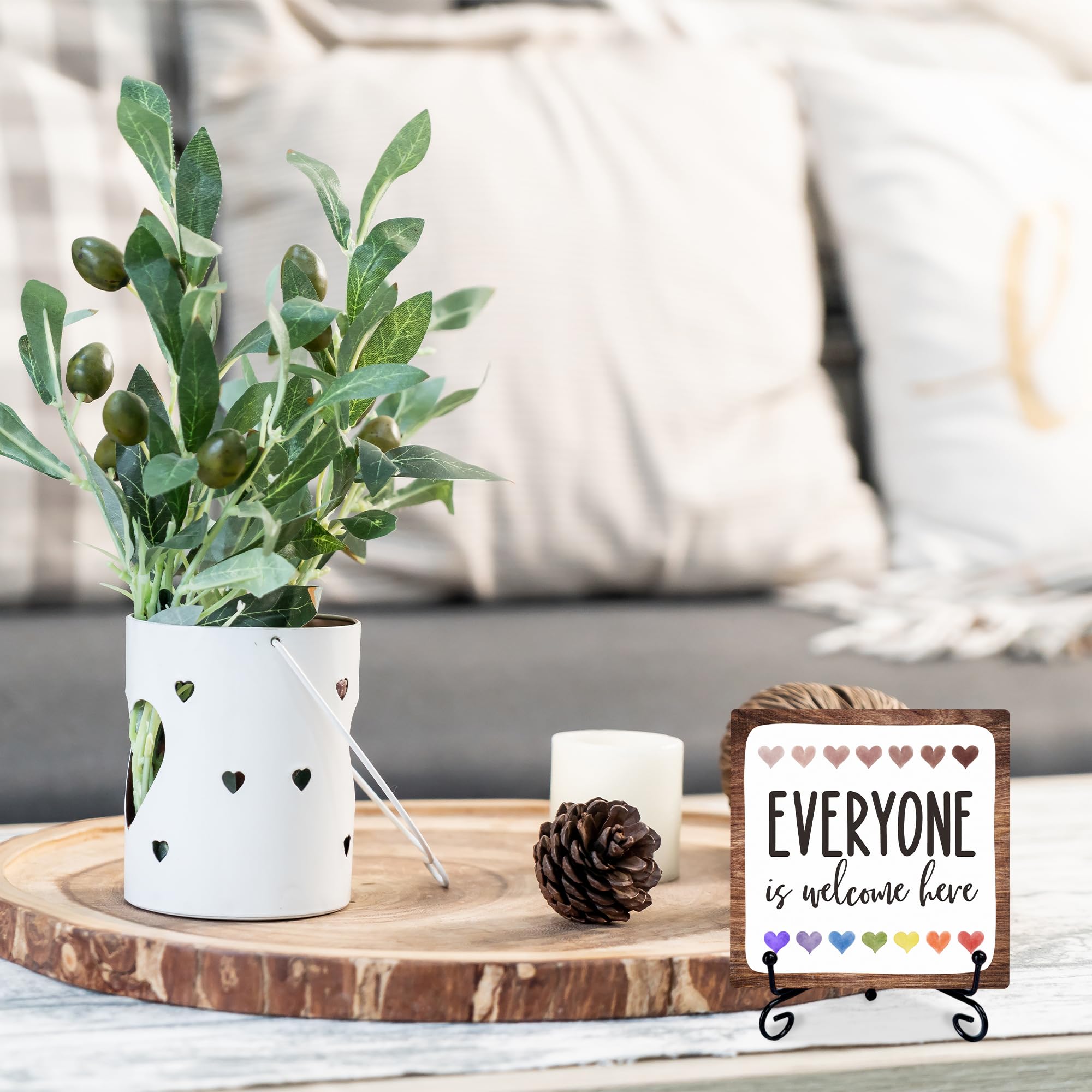 Decorazione in legno ispiratrice da 10,2 cm, con scritta in lingua inglese "Everyone Is Welcome Here", targa in legno con 1 supporto in metallo, decorazione rustica da scrivania per casa, ufficio,