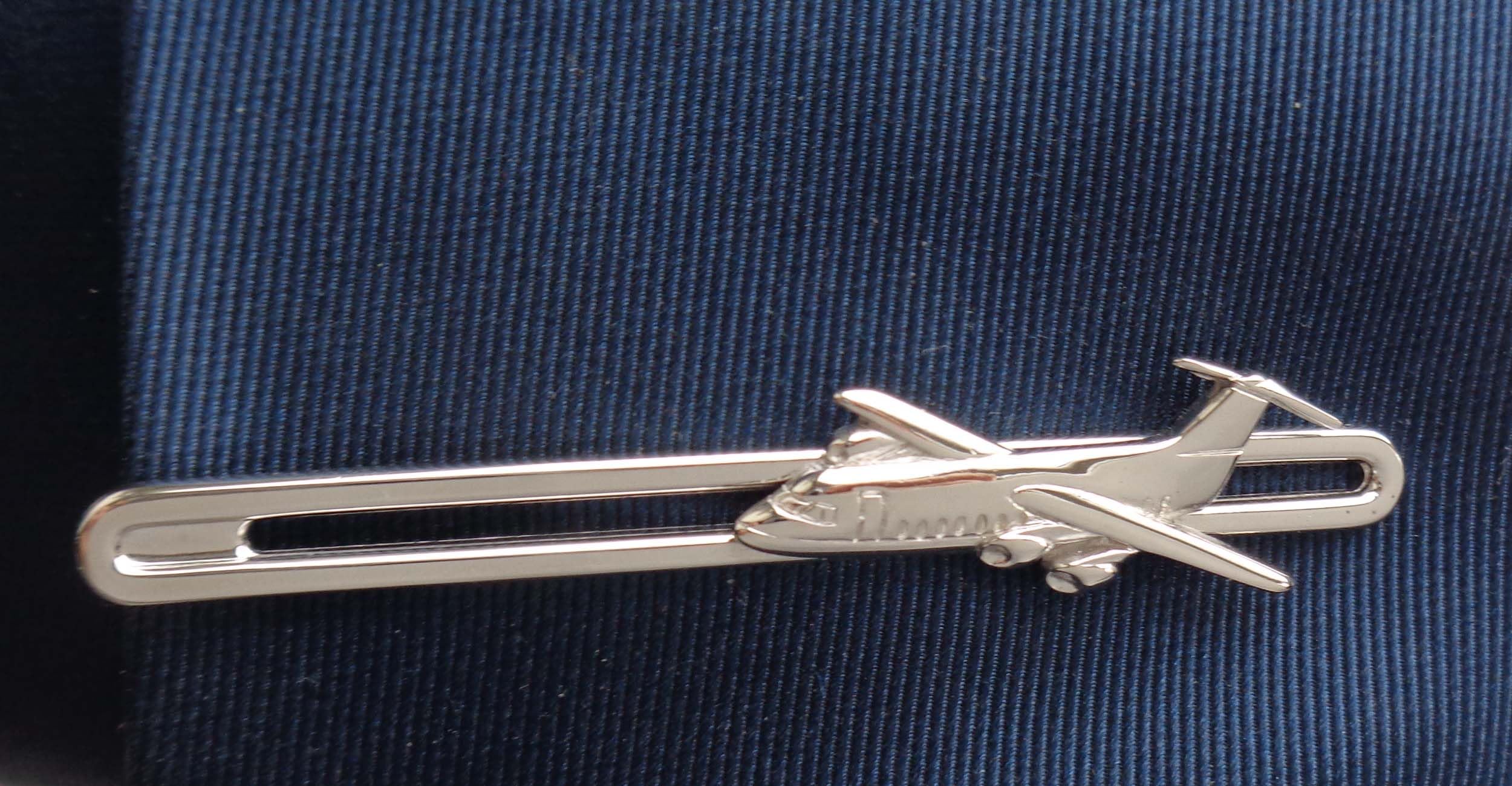 Krawattennadel Flugzeug silbern glänzend ca. 7,2 cm m.i. Germany + Geschenkbox Accessoire für die Seidenkrawatte