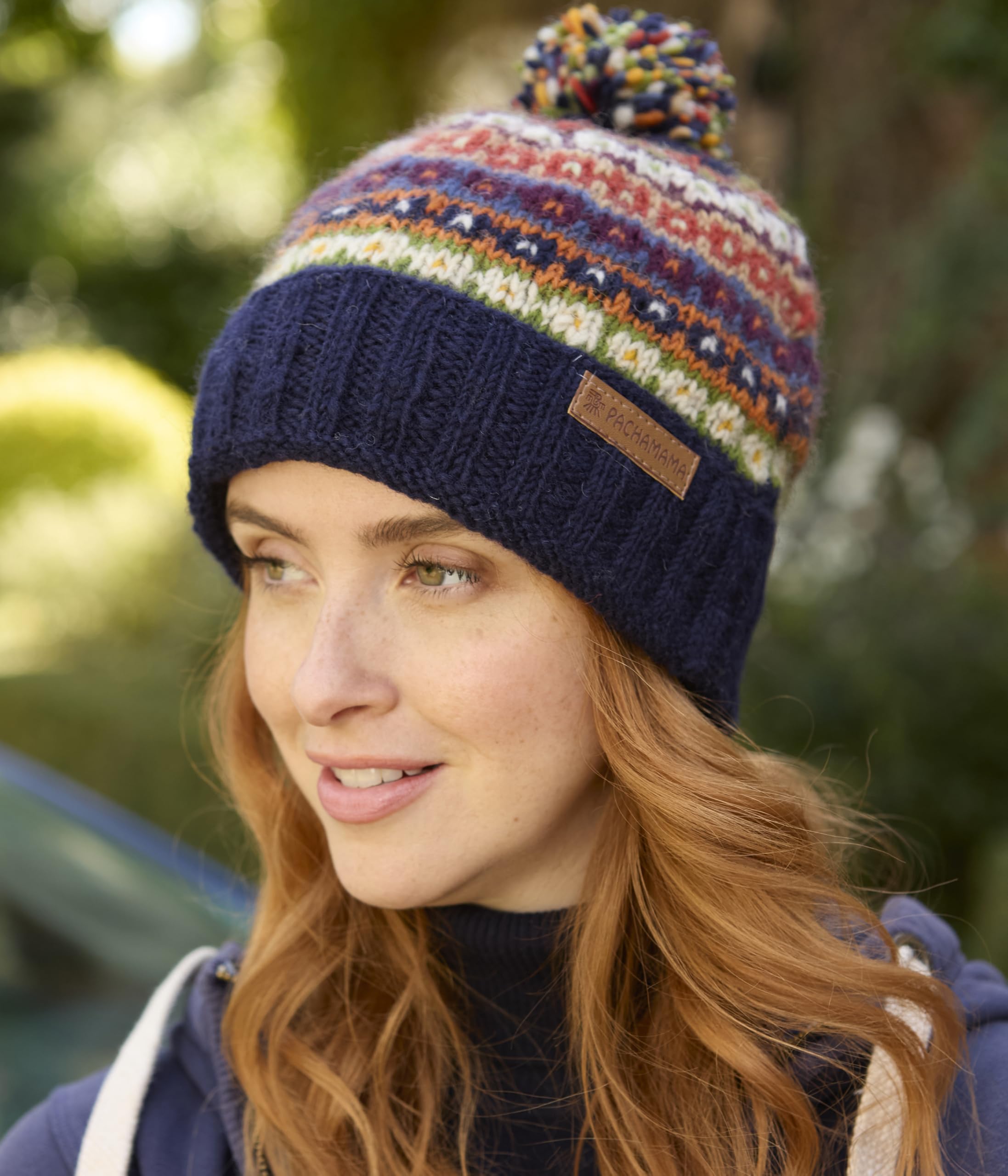 Pachamama Damen Wollmütze mit Bommelmütze und fingerlosen Handschuhen, 2 Stück, Geschenkbeutel-Set, mit Fleece gefüttert, handgestrickt, meliert, gestreift, blau, mehrfarbig, Einheitsgröße