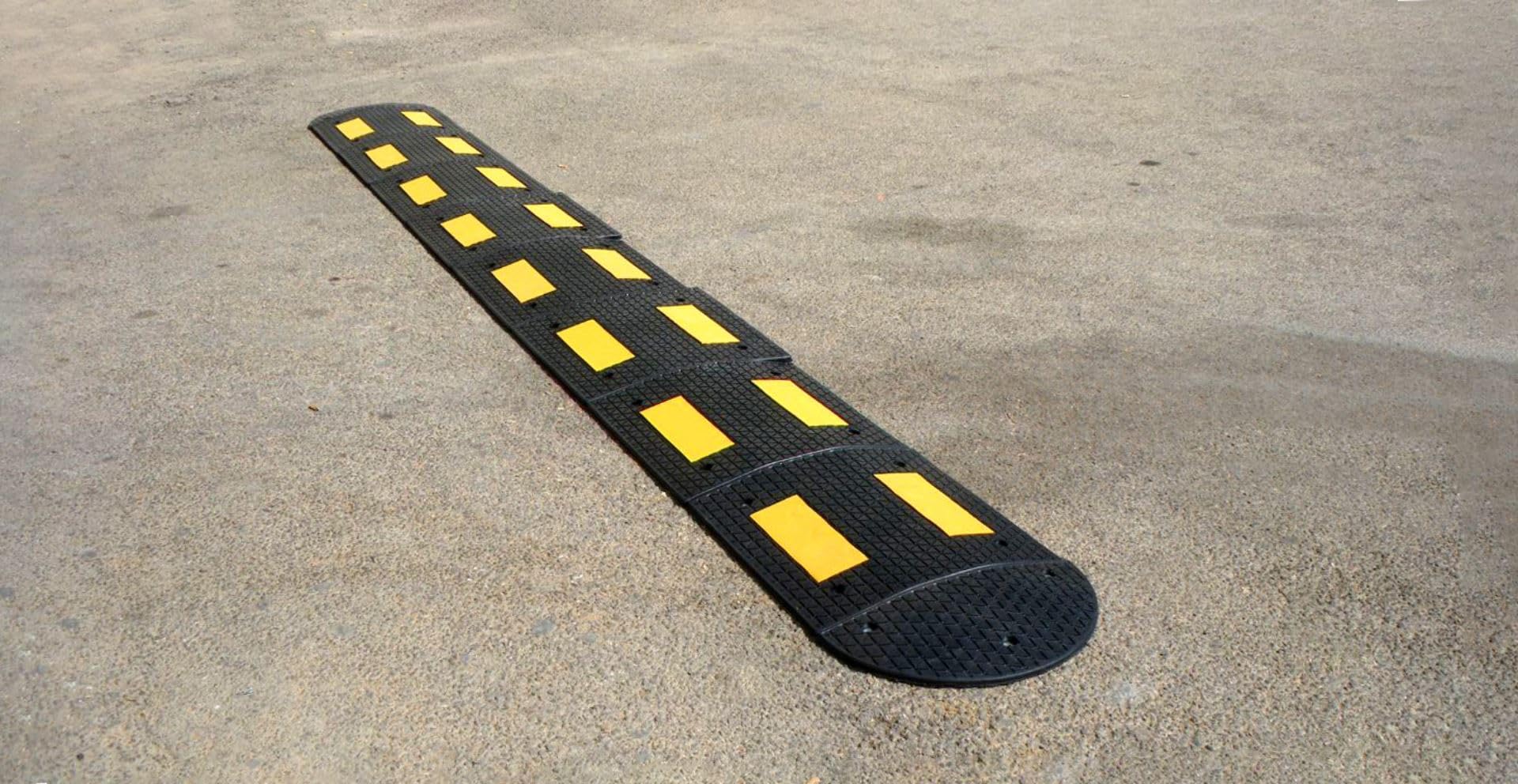 Ferretelix® Badén Reductor de Velocidad 40 cm x 50 cm x 3 cm | Goma Resistente para Calle o Garaje | Incluye Tornillería de Fijación | Elemento Vial para Reducción de Velocidad