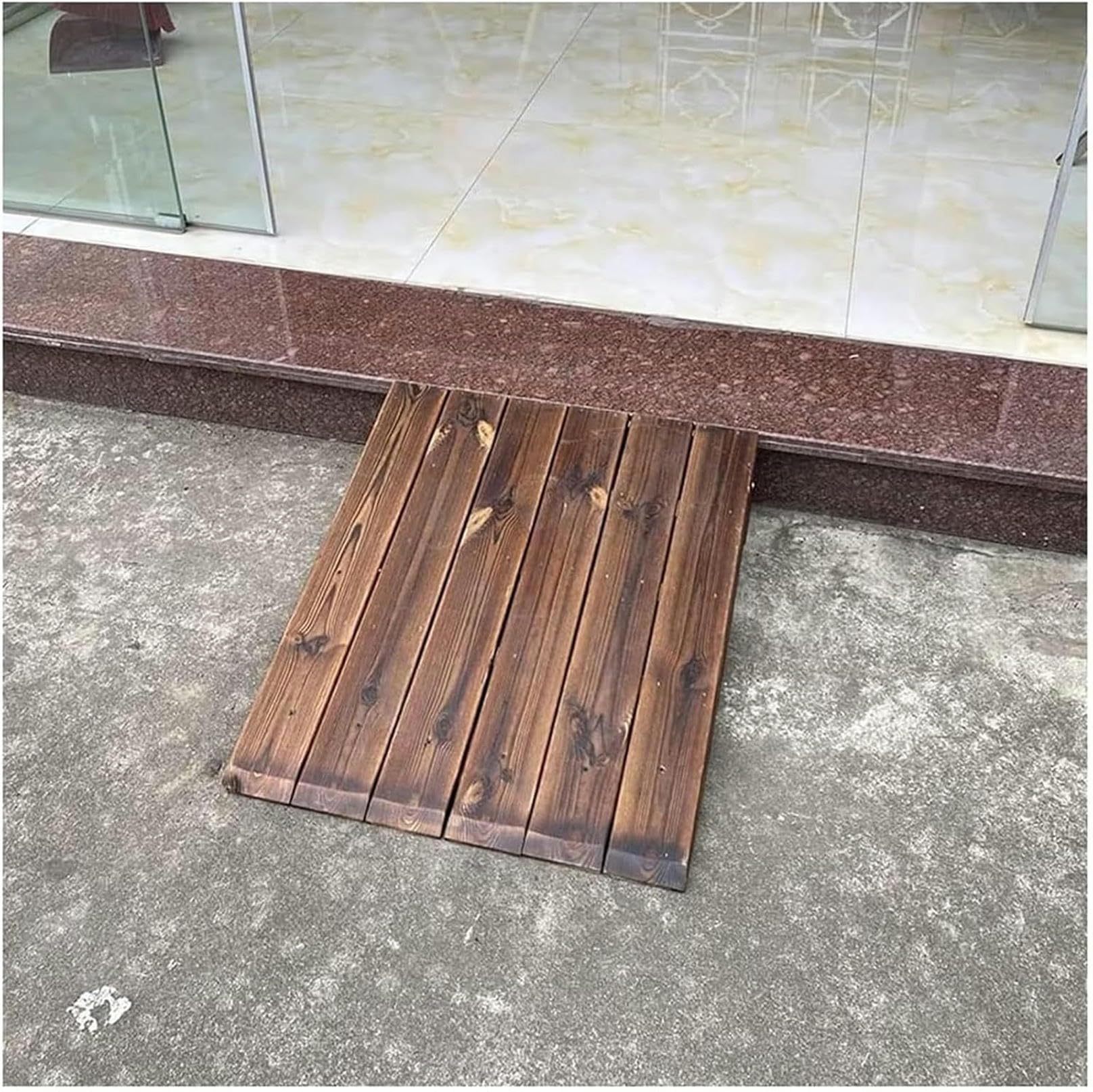 Rampe de seuil pour fauteuil roulant et entrée inclinée en bois