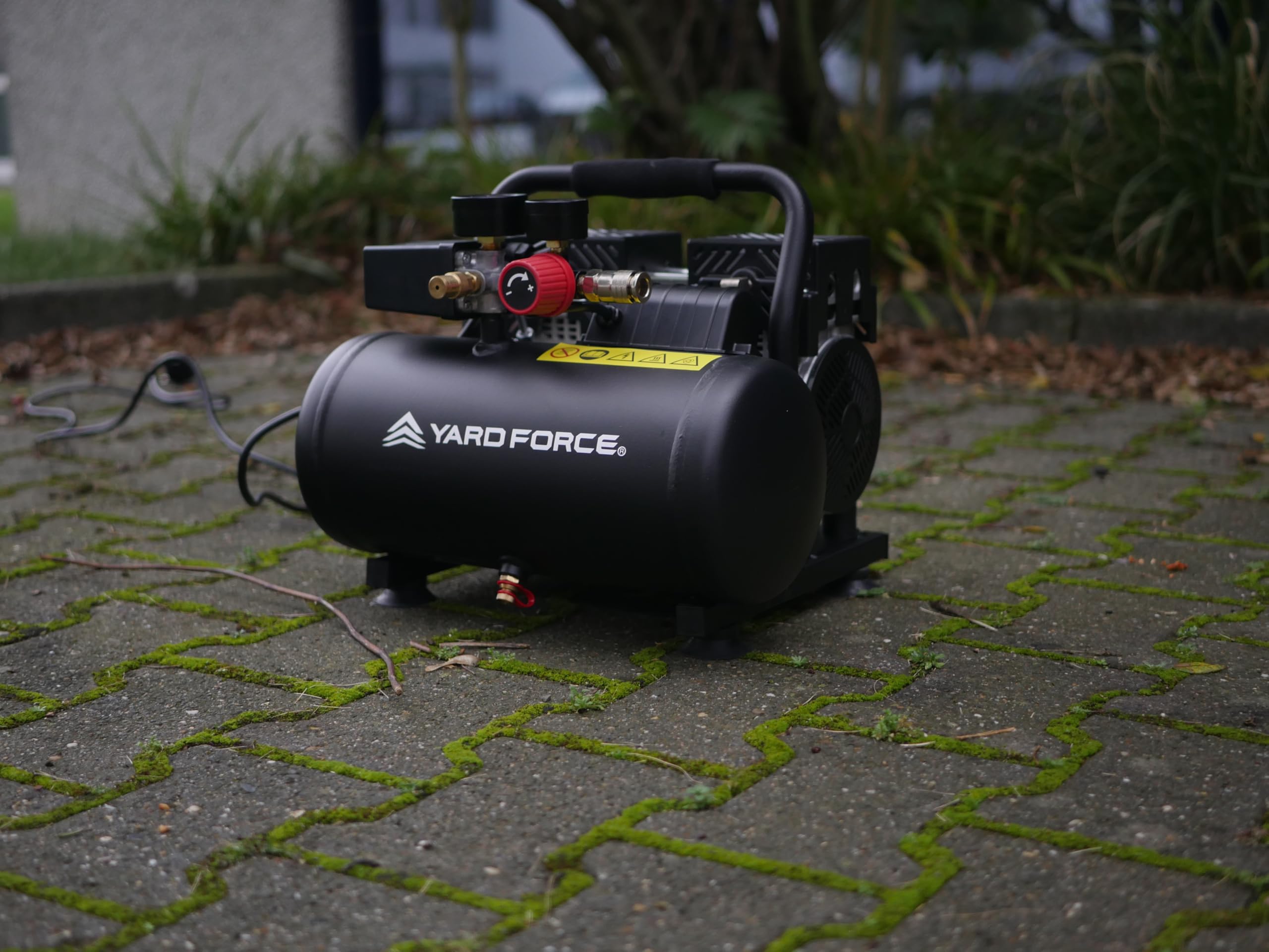 Yard Force EX ARC06 - Compresor silencioso (6 L, sin aceite y bajo mantenimiento, presión de funcionamiento de 8 bares, 67 dB silencioso, cilindro doble de 550 W (106 l/min), regulador de presión +