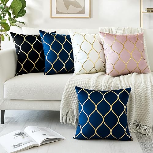 Miniatura 6 de OTOSTAR Juego de 4 fundas de almohada decorativas doradas de 18 x 18 pulgadas, fundas de almohada cuadradas de terciopelo suave, fundas de cojín
