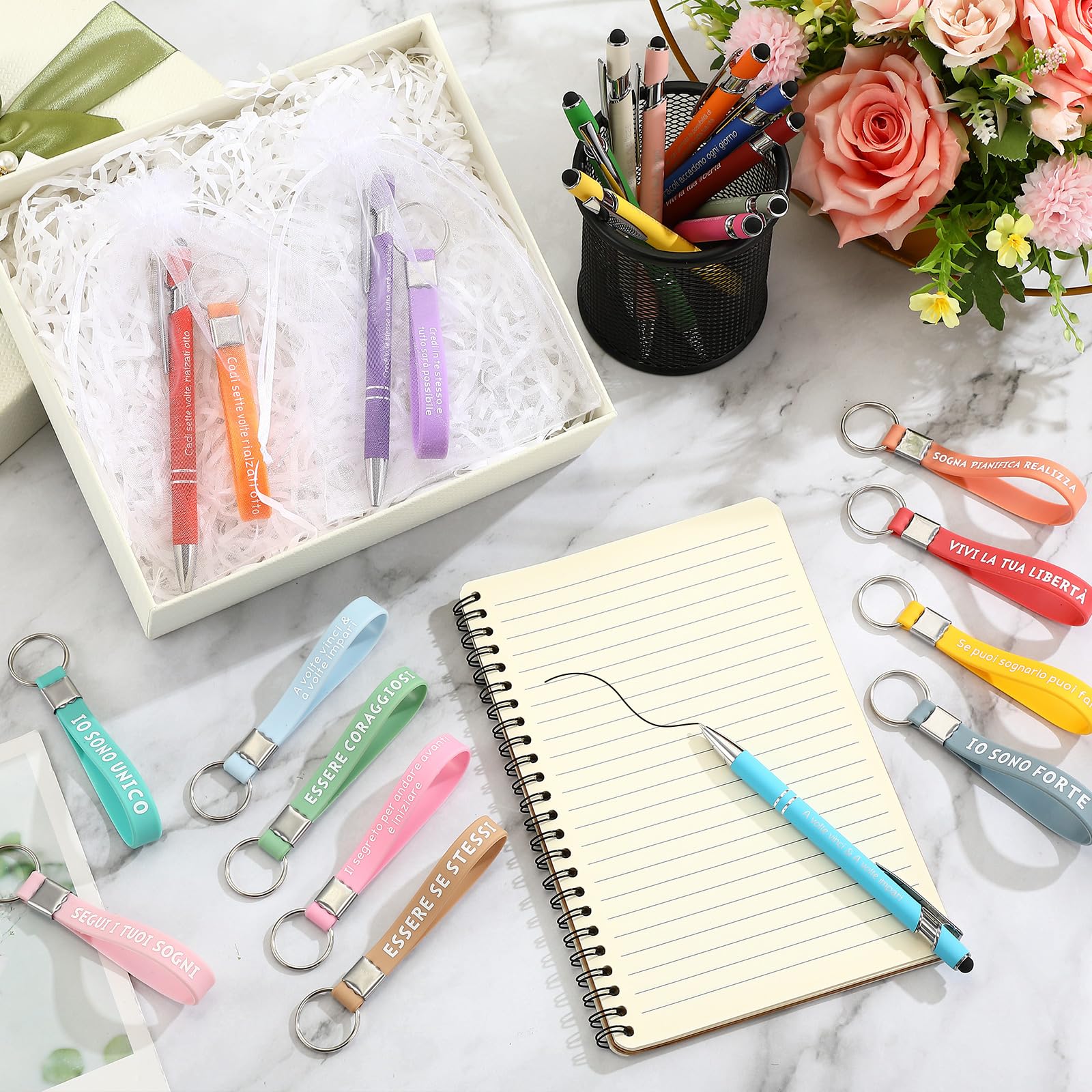 Jadive 12 Set de Regalo para Colegas Bolígrafos Motivacionales en Italiano Bolígrafo con Proverbios Llavero Motivacional de Silicona Bolsa de Organza Regalo para Empleados y Profesores