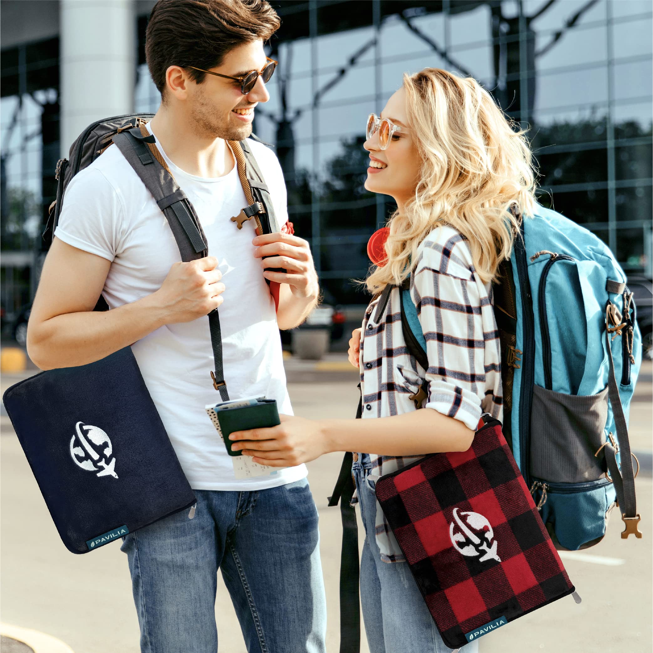 PAVILIA Coperta da viaggio e cuscino, coperta per aereo, per adulti, compatta, con foro per il braccio, borsa 2 in 1 per aereo, auto, campeggio, bagaglio, zaino, regalo da viaggiatore, rosso a scacchi