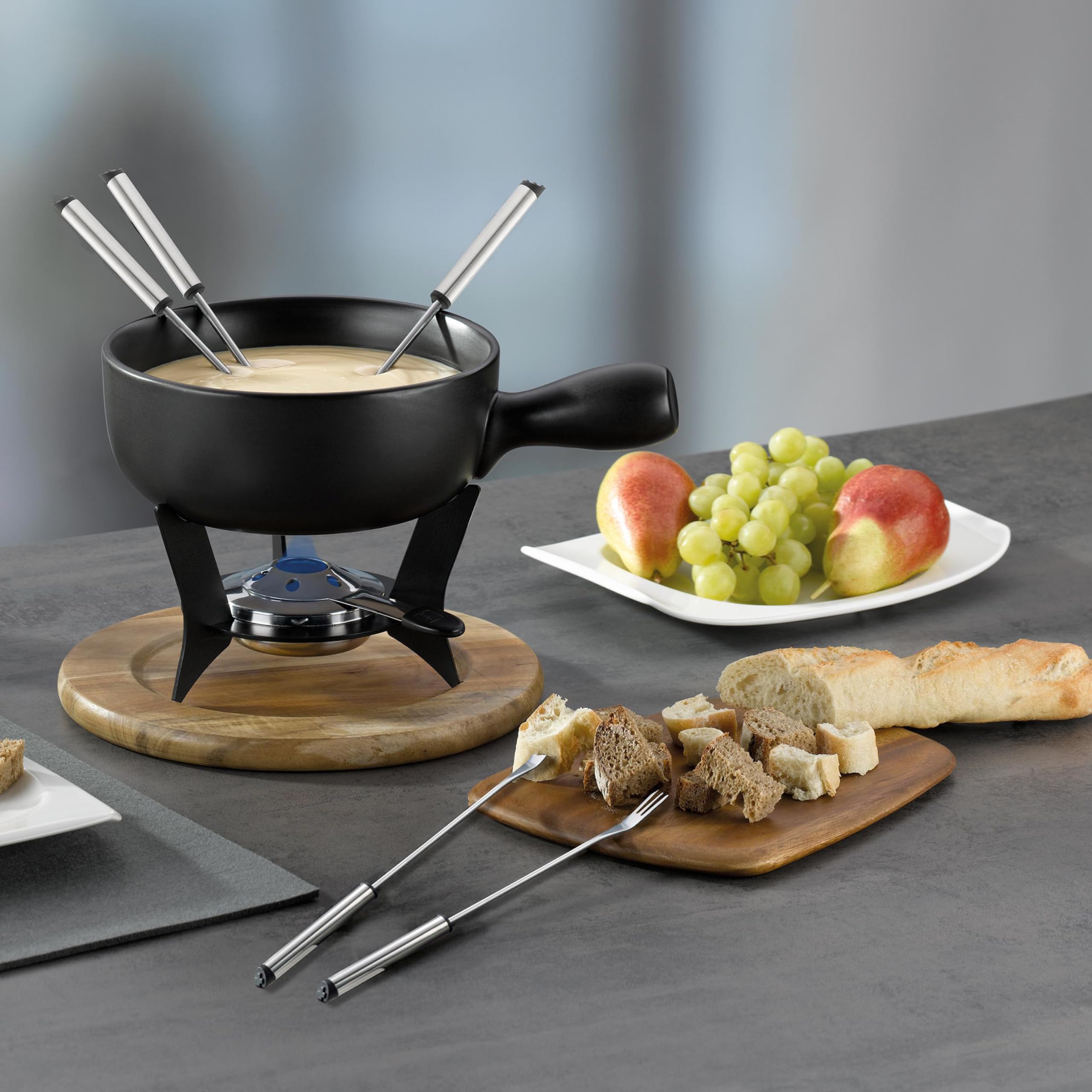 kela Käsefondue-Set Country, 10-teilig, Durchmesser 25 cm, 2 L, Keramik, schwarz, feuerfester Topf, Sicherheitspastenbrenner, Untersetzer aus Akazienholz, Rechaud, 6X Fonduegabeln, 16640