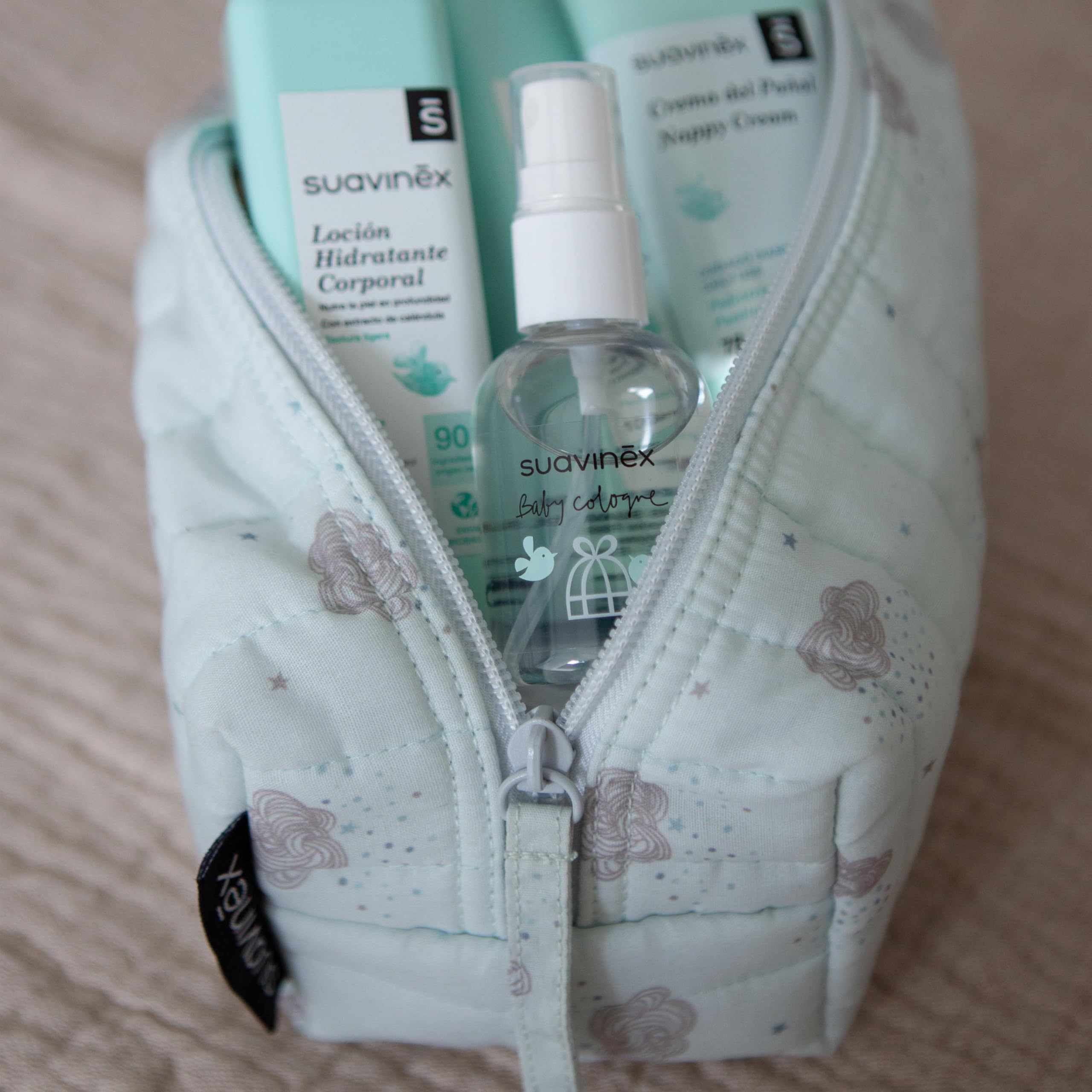Prodotto Donazione - Suavinex, Beauty Case in Tessuto, Set Regalo Neonato con Cosmetici: Shampoo Gel 100 ml + Lozione Idratante 100 ml + Crema Pannolino 75 ml + Colonia Baby 50 ml