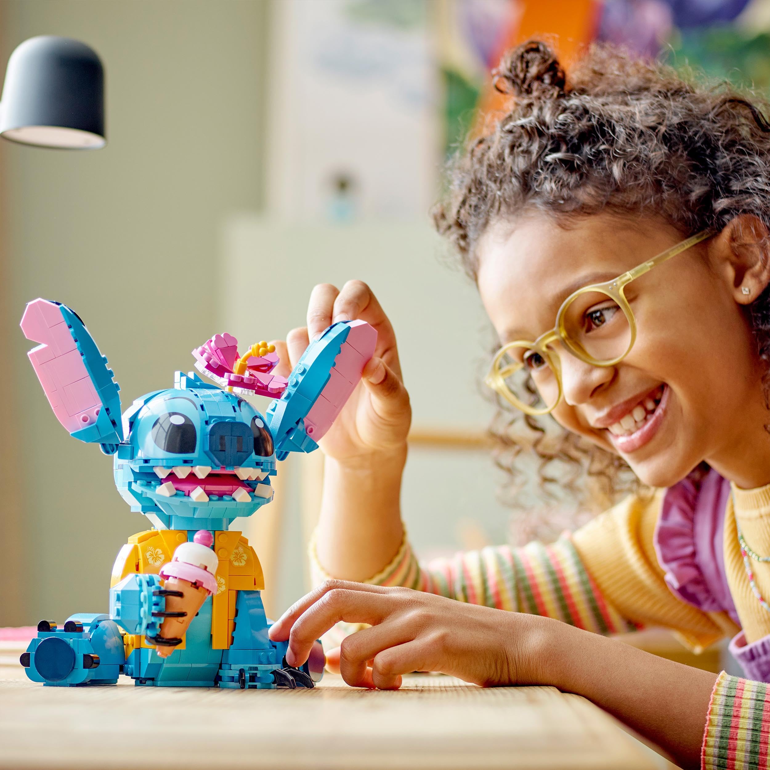 LEGO | Disney Stitch Spielzeug - Figur zum Spielen und Sammeln mit Einer Eistüte und Einer dekorativen Blume - Geschenk für Mädchen, Jungen und Lilo & Stitch Filmfans ab 9 Jahren - 43249