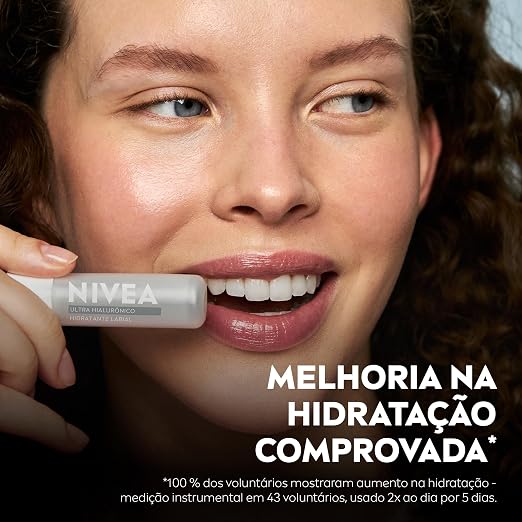 Close no rosto de uma mulher sorrindo após o uso do produto com texto sobre eficácia comprovada
