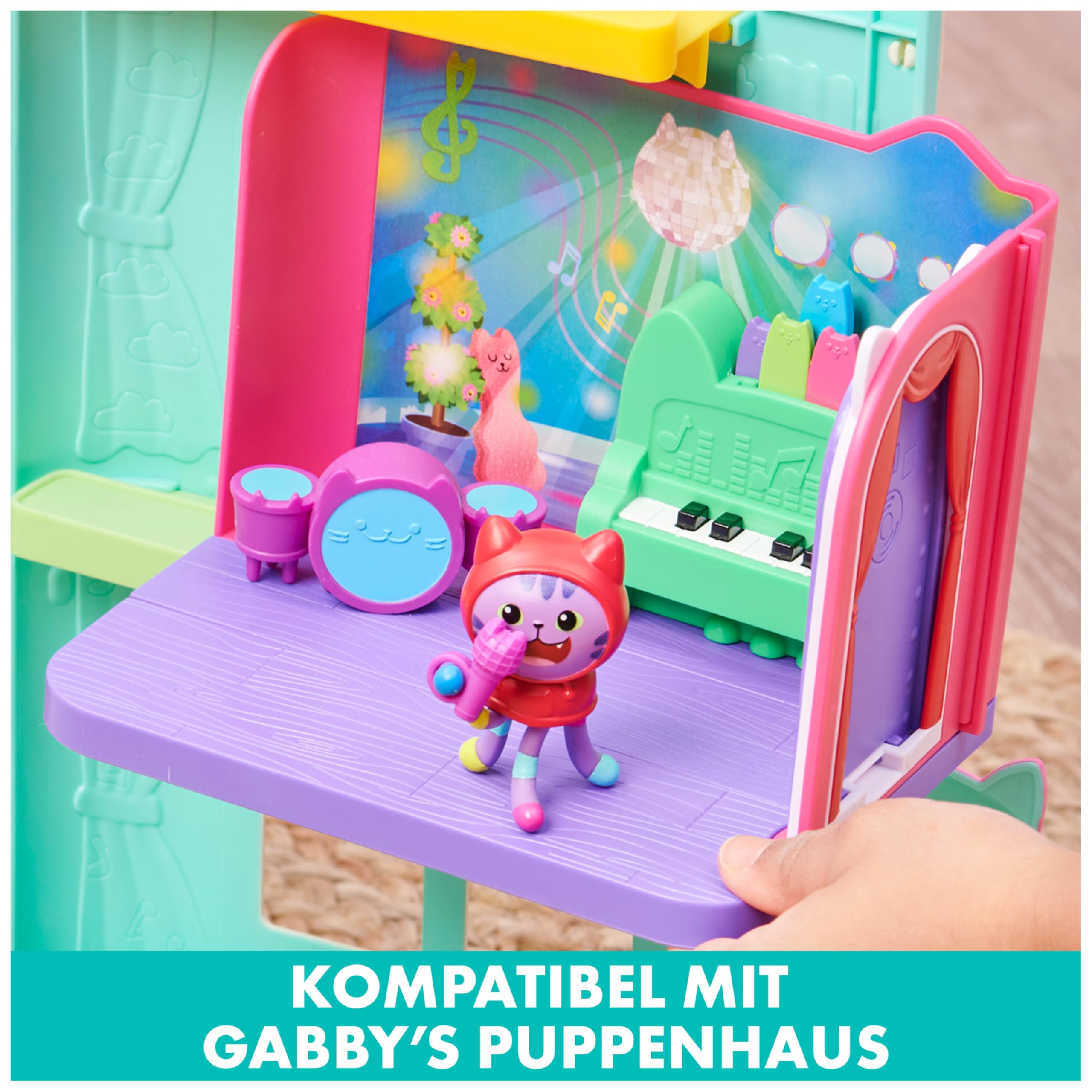 DREAMWORKS GABBY'S DOLLHOUSE - Deluxe Raum, Groovy Music Room, Musikzimmer mit DJ Katzenminze, 2 Möbelstücken und 2 Überraschungsboxen mit Zubehörteilen, ab 3 Jahren