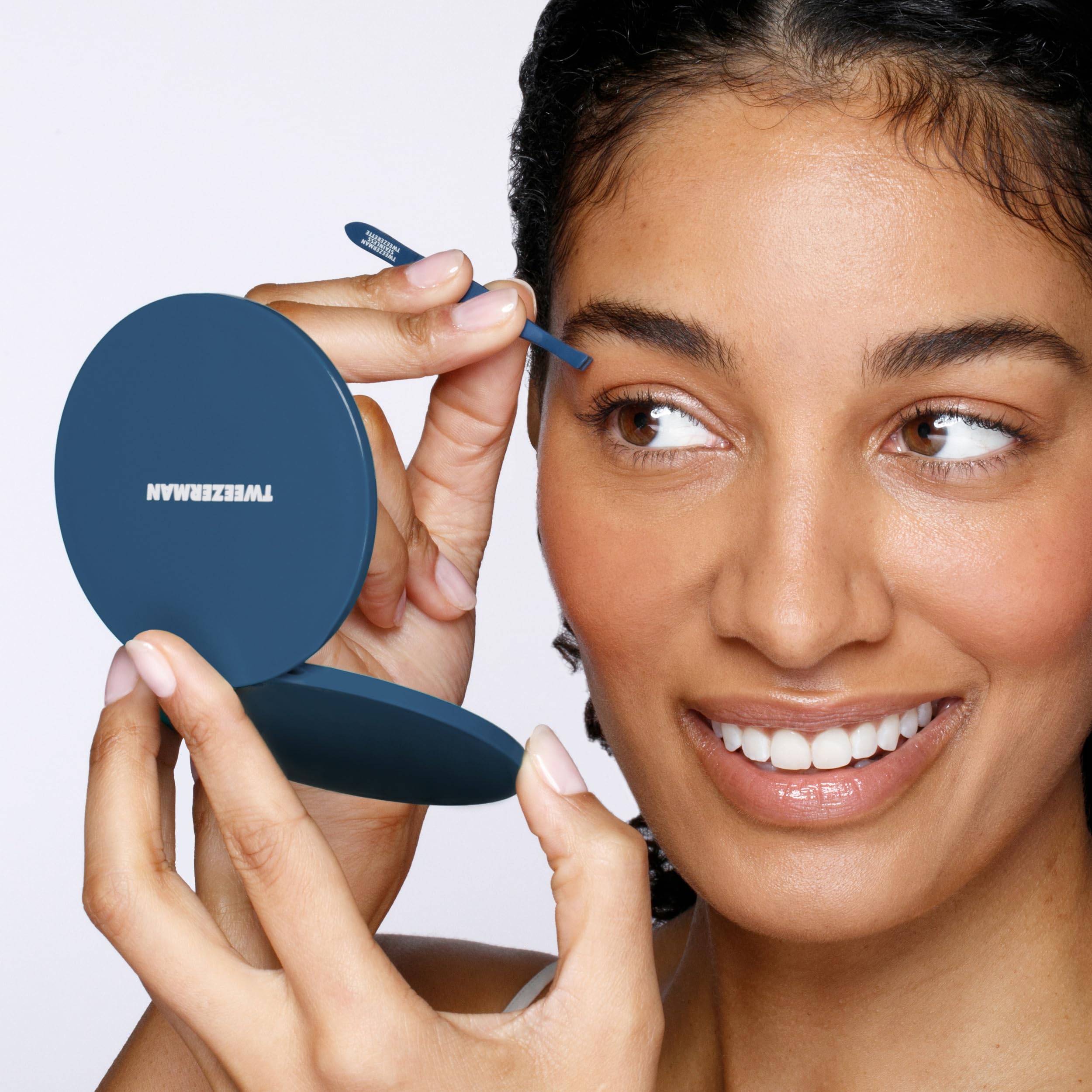 Tweezerman Juego de cejas y aseo – Espejo compacto, pinzas inclinadas y pinzas de viaje para mujeres y hombres