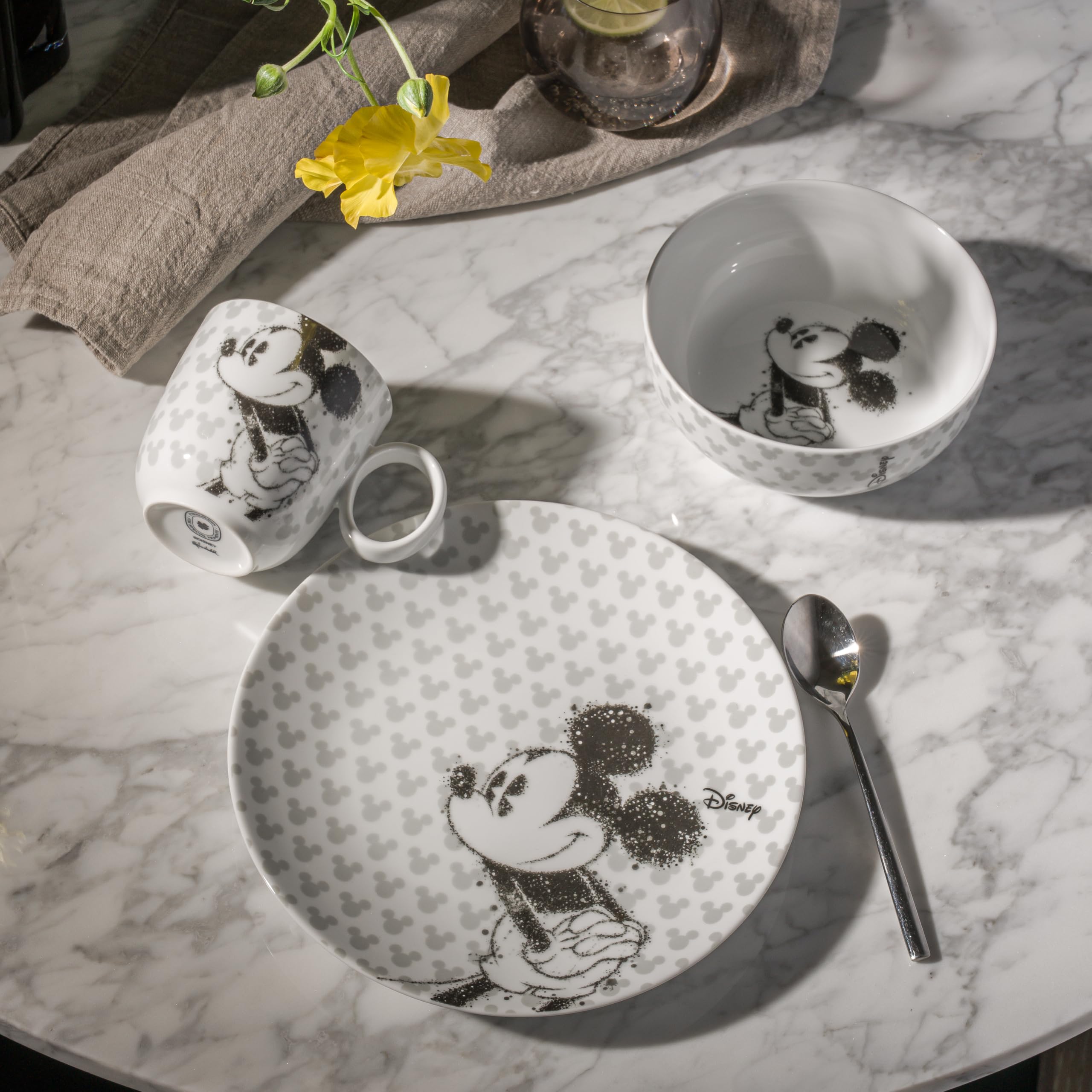 Disney Mickey Mouse Geschirr-Set 12-teilig – Modernes Porzellan Kombiservice mit Micky Maus Silhouetten – Tassen mit Ohren, Schalen & Teller